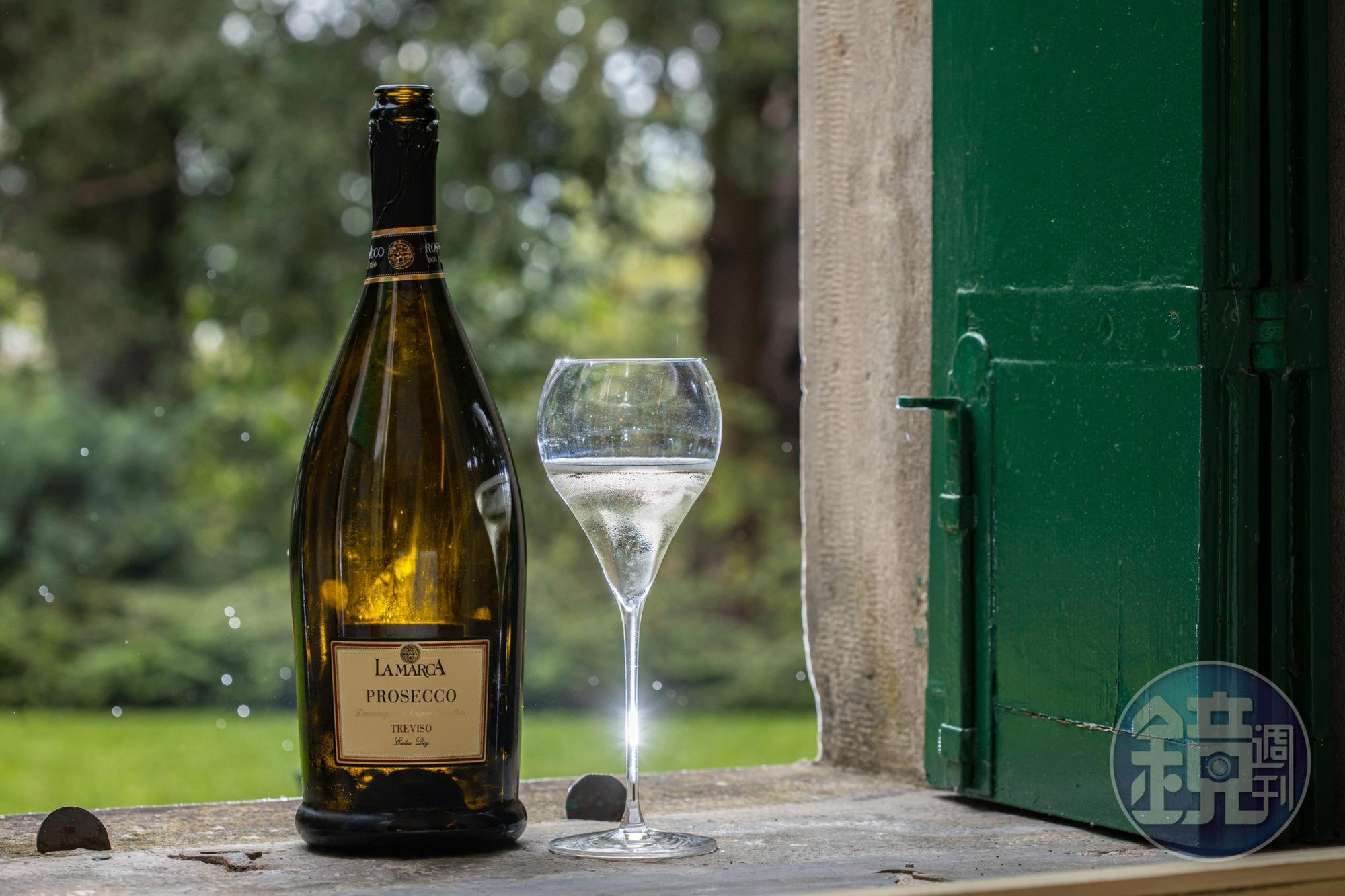 「LA MARCA Prosecco Treviso Extra Dry」柑橘調性外還多了白桃、玫瑰般的花果香,更加華美。