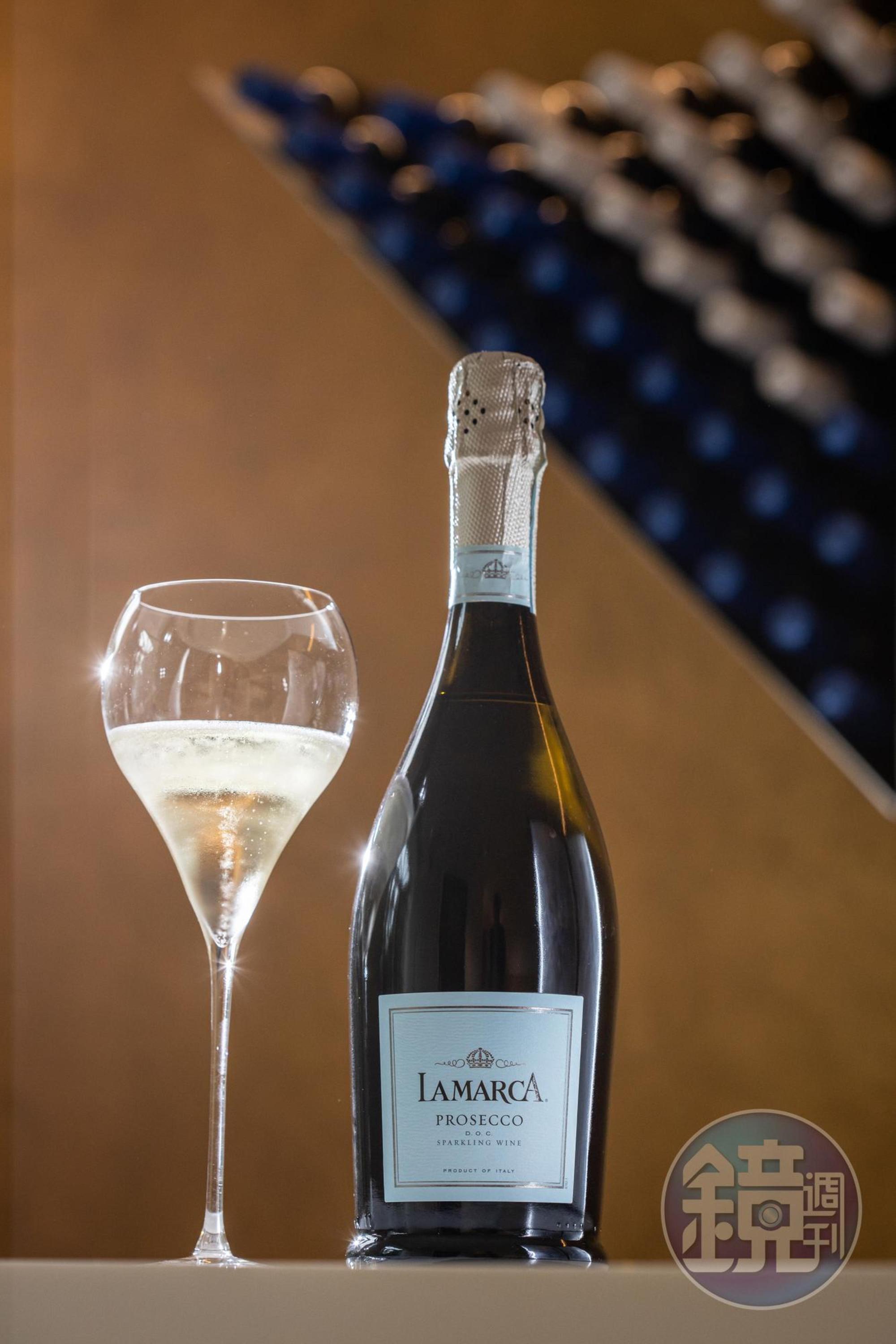「LA MARCA Prosecco DOC」清新香氣令人聯想到葡萄柚、青蘋果,尾韻有漂亮的礦味。