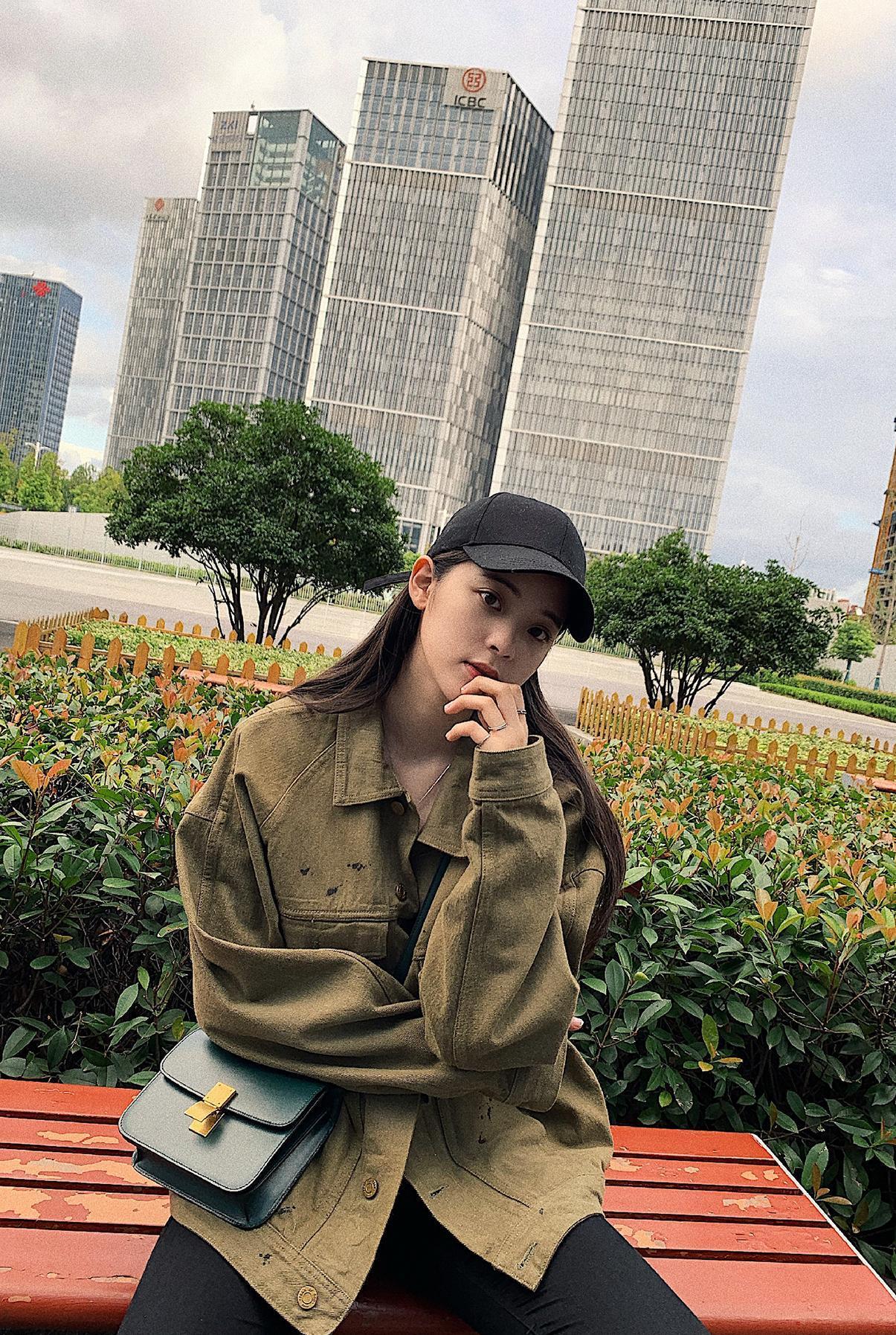 歐陽娜娜也是「Teen」的粉絲，雖然造型隨性帥氣，但與「Teen」絲毫無違和感。（CELINE提供）
