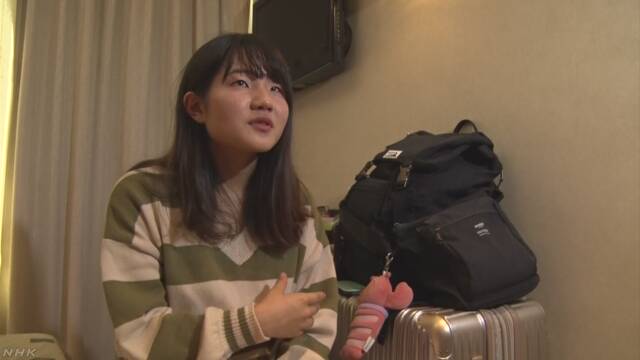 日籍香港中文大學留學生返日後，對NHK說出港警圍攻中文大學時所見畫面。（翻攝自NHK）