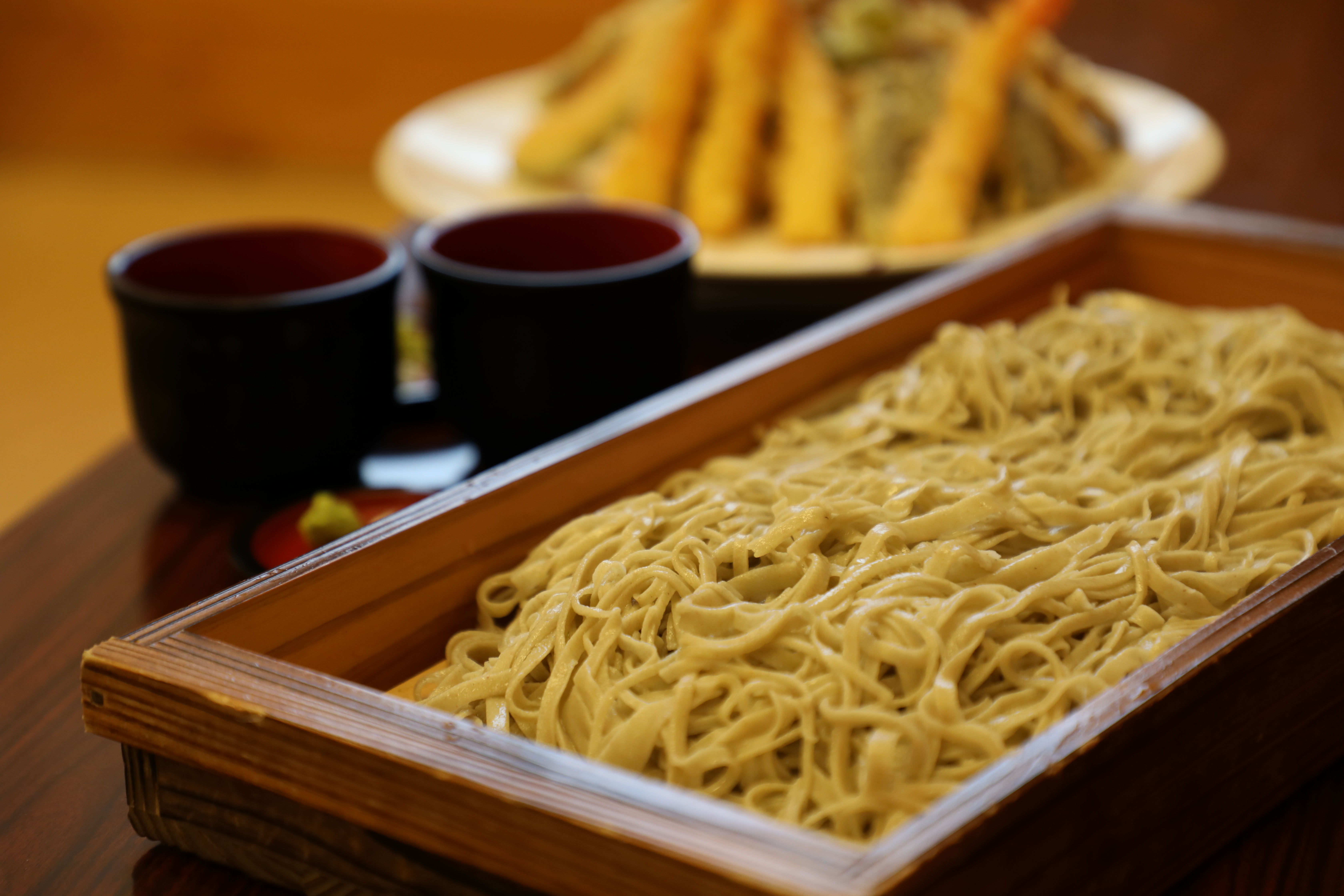 新潟十日町這一帶特產的片木蕎麥麵，特色是加入布海苔，曾經進貢給日本皇室，麵店老闆還被邀請到東京去見天皇。