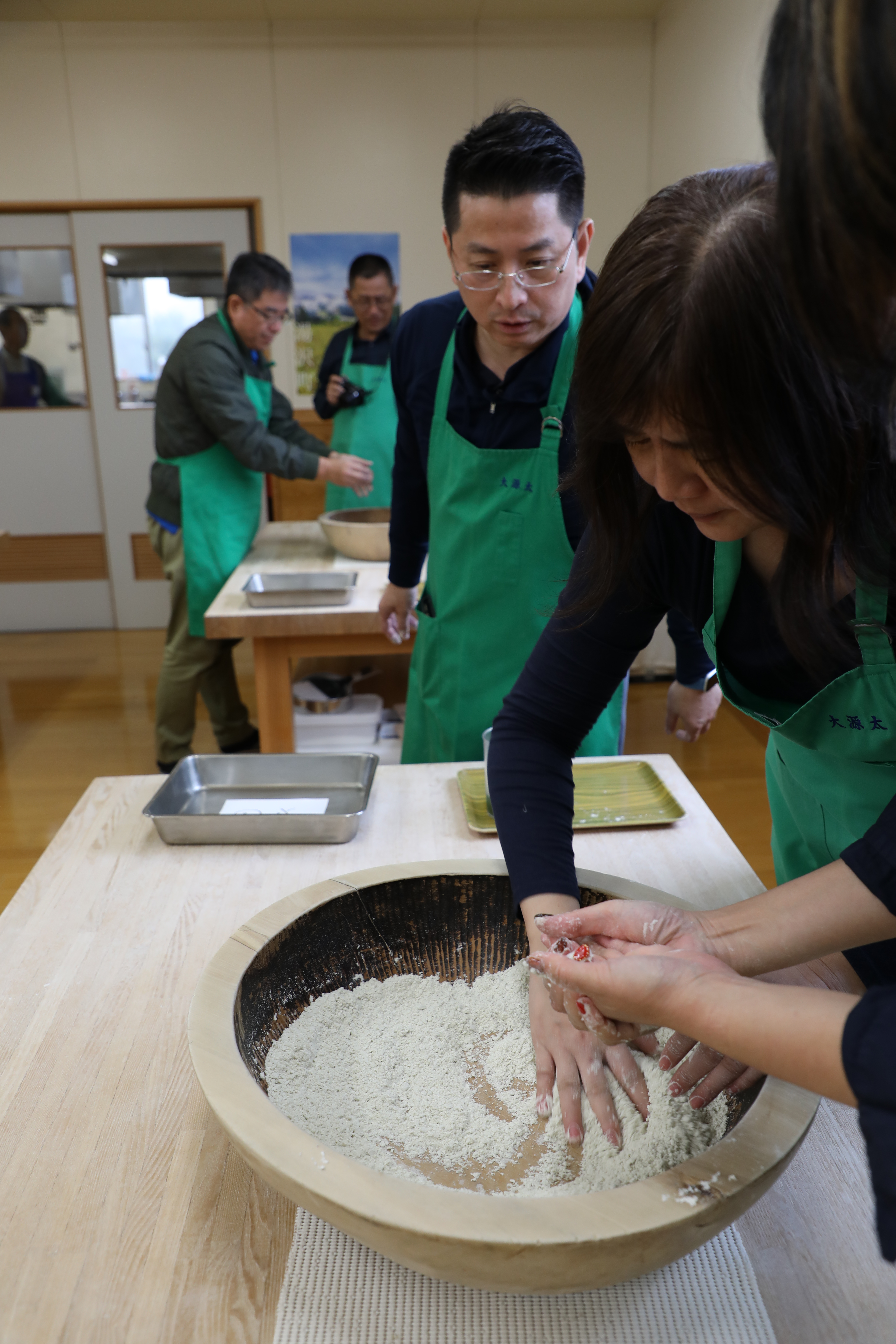 做蕎麥麵團要用「搓」的，不能用力揉。
