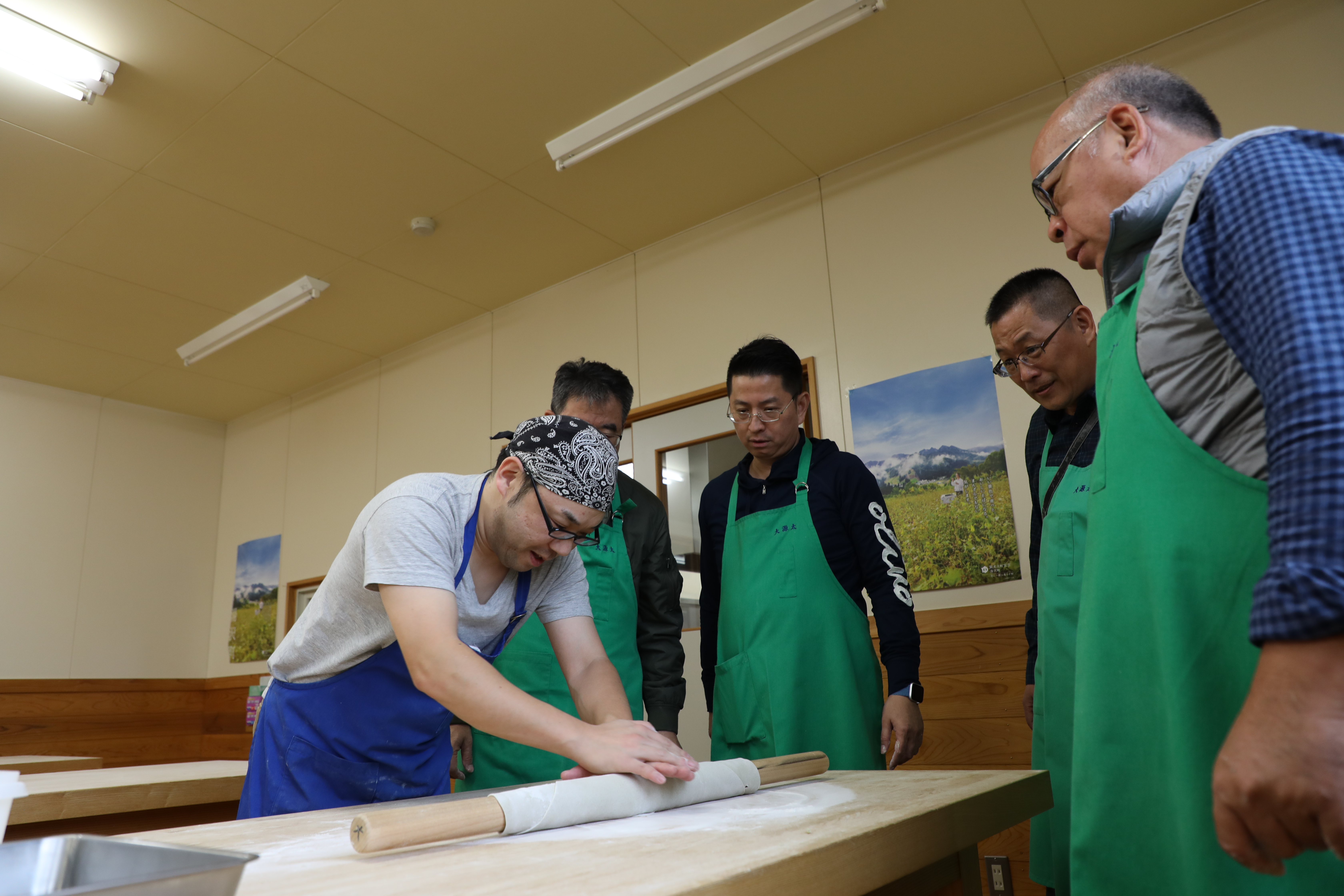 蕎麥麵團的延展性不佳，擀麵時需要格外注意。