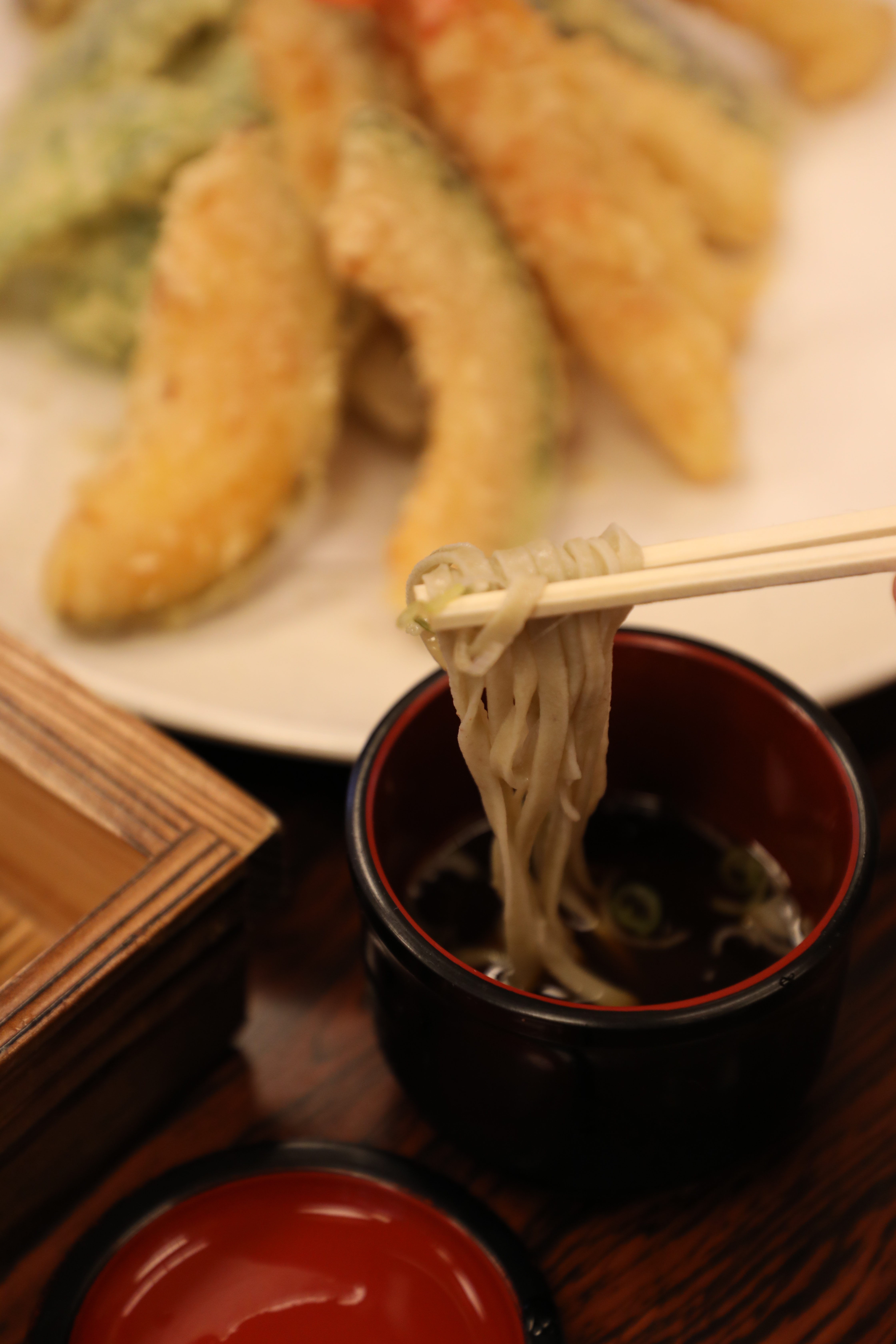 加了布海苔的蕎麥麵，口感特別滑溜，沾點麵醬就可咻地入口。