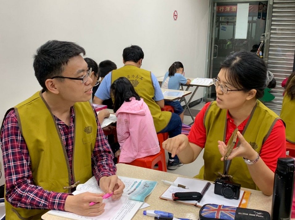 三重區慈濟資深師姊江柑（見圖）關懷弱勢家庭小朋友教育，自創「新芽課輔班」。（慈濟提供）