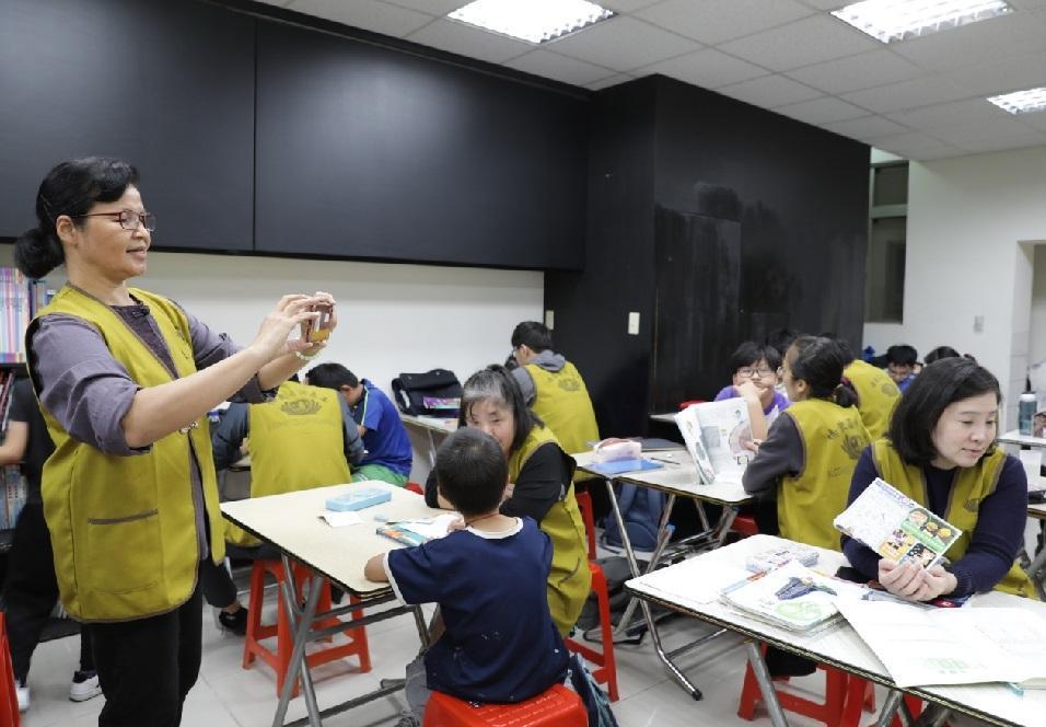 尋覓良師為孩子教學解惑,一直是江柑多年來努力不懈的任務。(慈濟提供)