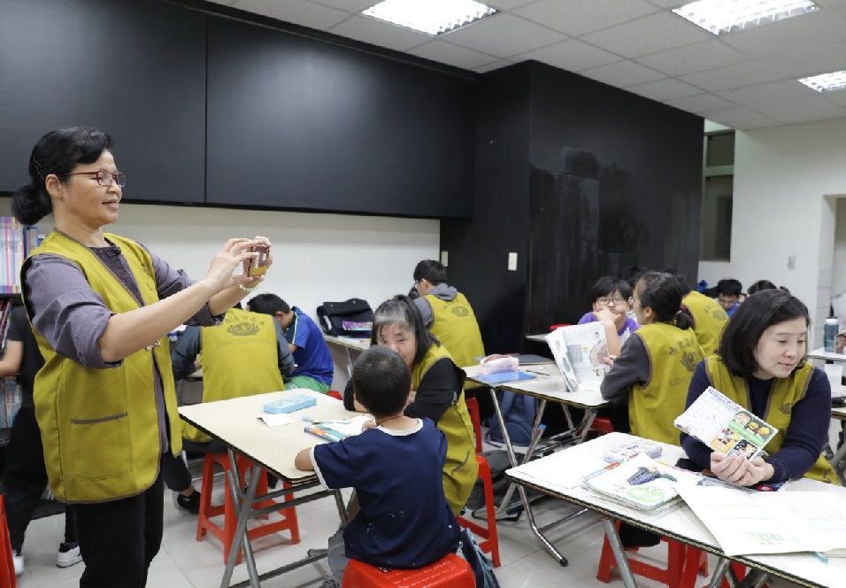 尋覓良師為孩子教學解惑,一直是江柑多年來努力不懈的任務。(慈濟提供)