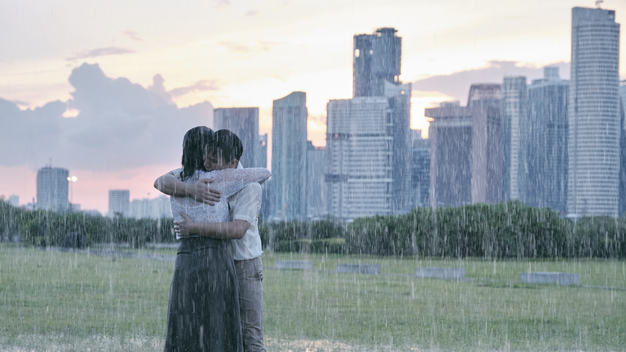 《熱帶雨》透過新加坡中學的華文老師阿玲，一路跌跌撞撞，從各種無奈的生活中，終於找回自我。（金馬執委會提供）