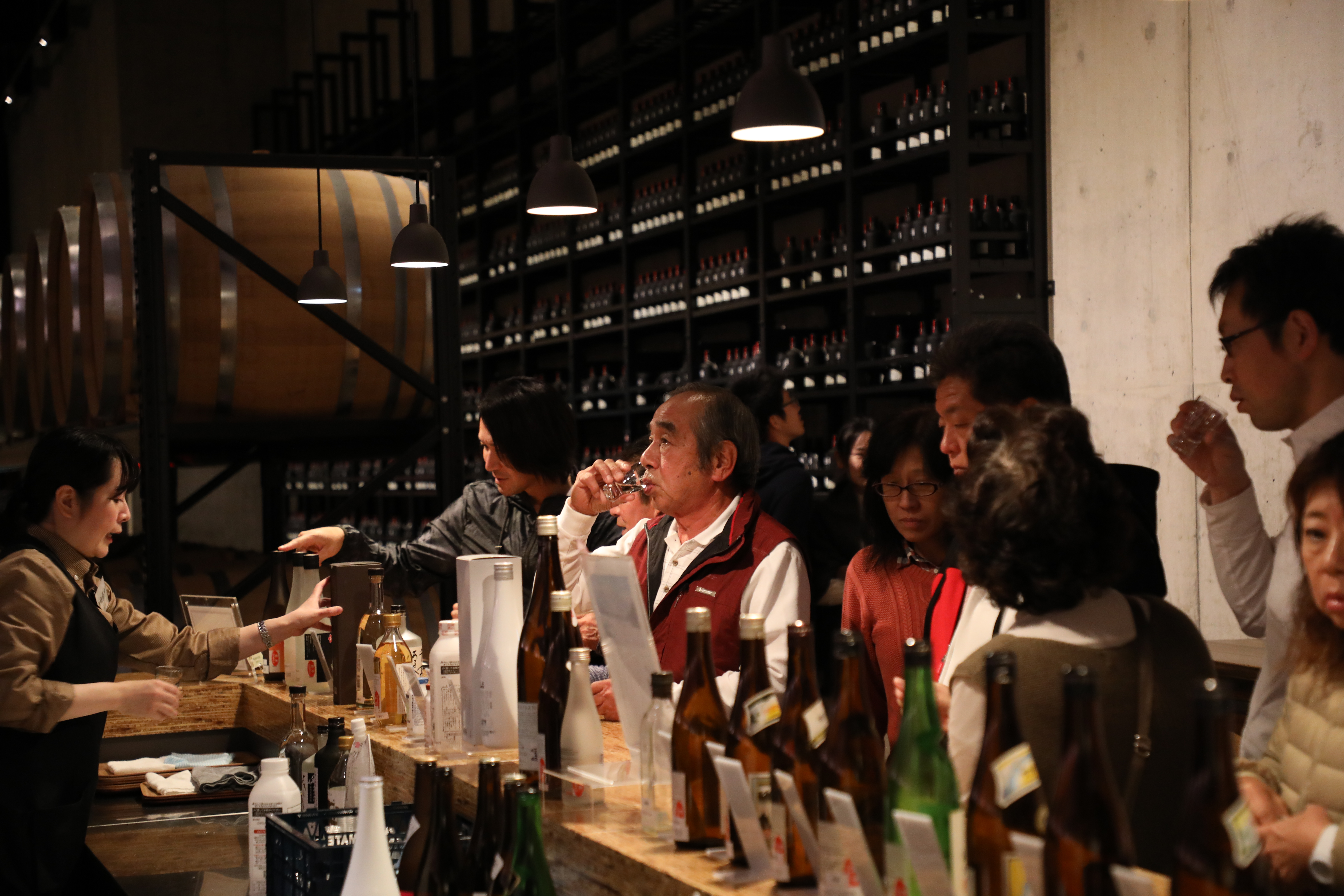 酒廠大方供應各種清酒、梅酒與燒酎，讓來參觀的客人踴躍試飲。