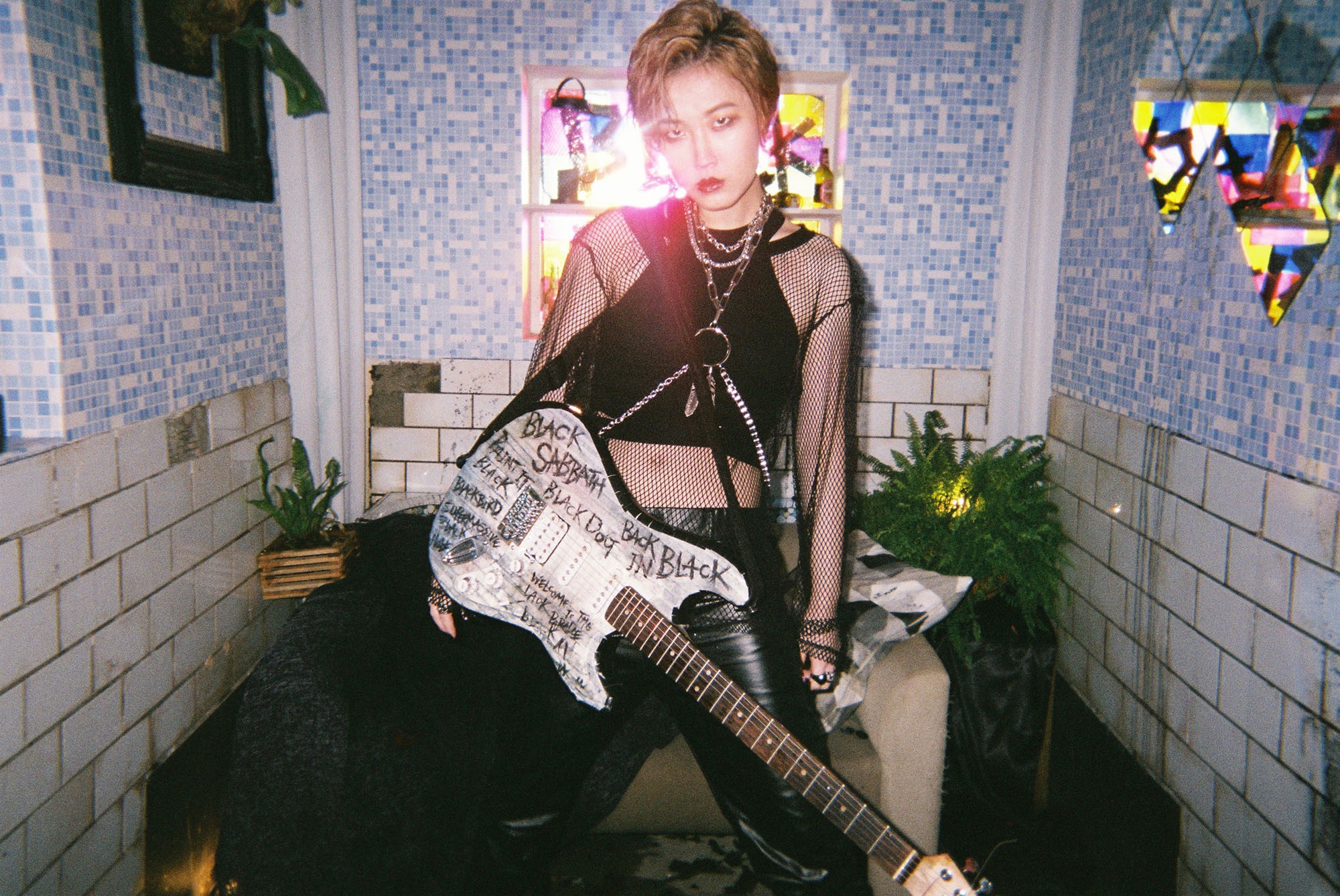 《聲林之王2》陳央YM 即將推出新曲〈黑色黑色〉,首拍MV被整翻。(闊思音樂提供)