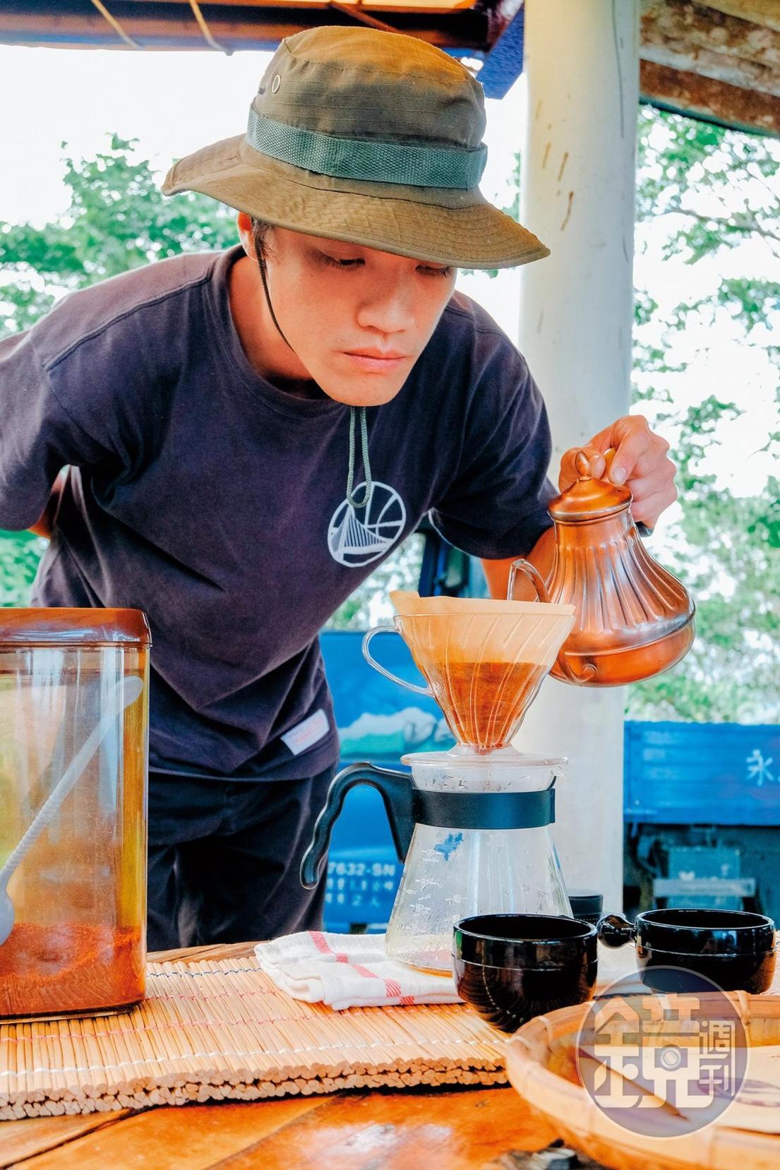 現場手沖咖啡，瞬間瀰漫咖啡香氣。