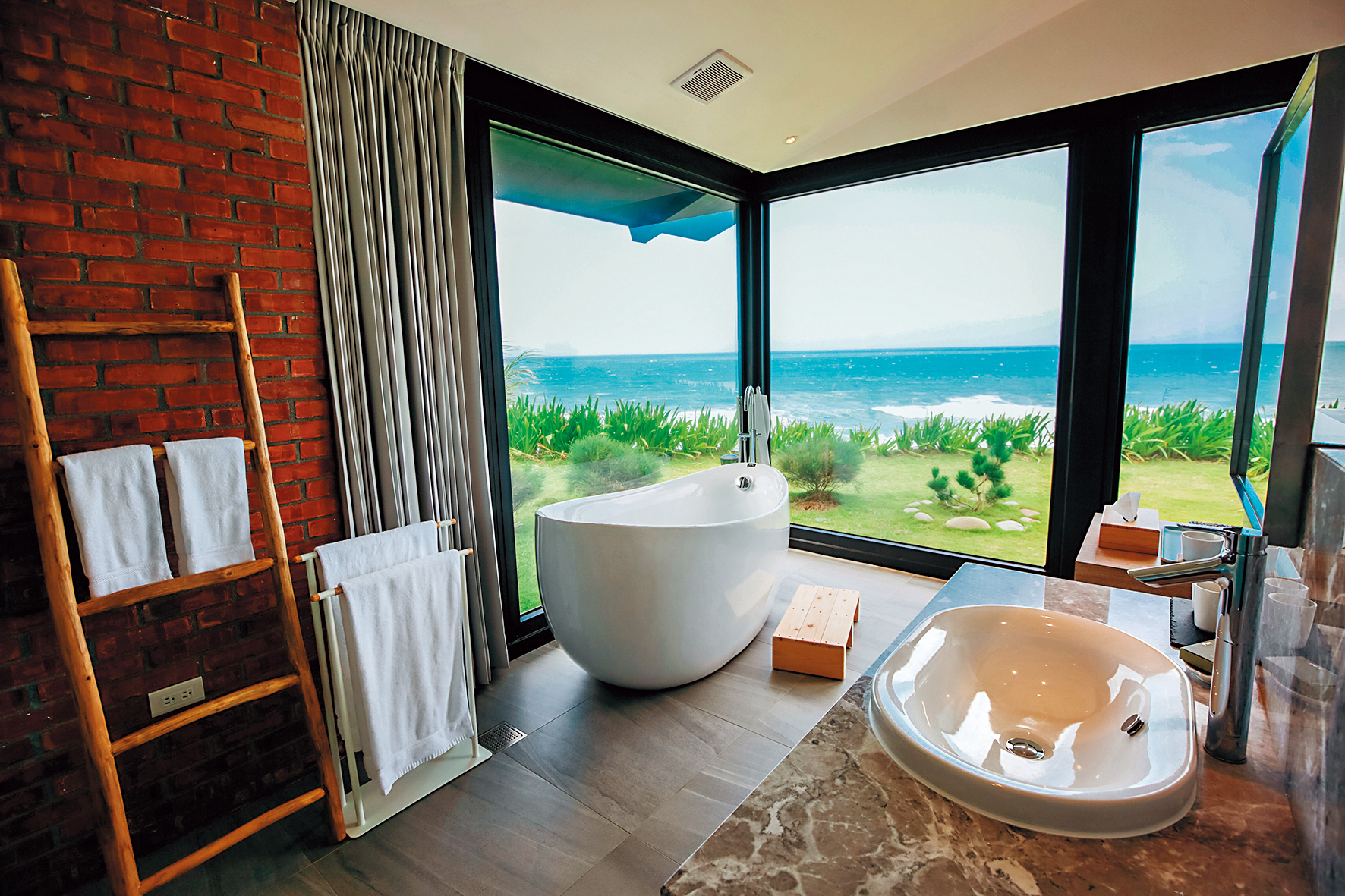 「純粹愛大海」客房浴室內的舒適浴缸，讓人泡澡也享有美景。