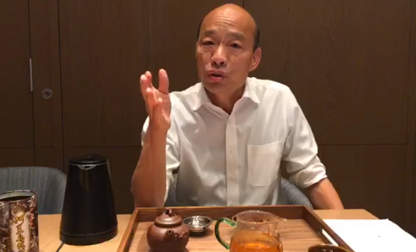 韓國瑜昨（20日）晚在臉書開直播「泡茶聊天」，談到大安區房產風波，他批評週刊「意圖使人不當選、有違選罷法」。（翻攝自韓國瑜臉書）