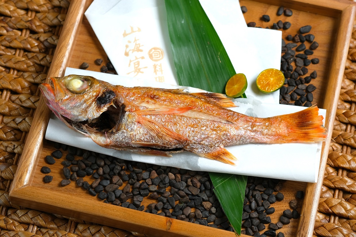 需預訂的無菜單料理「山海珠寶盒」,可吃到鮮嫩美味的「鹽烤紅喉」。(1,200元/套)