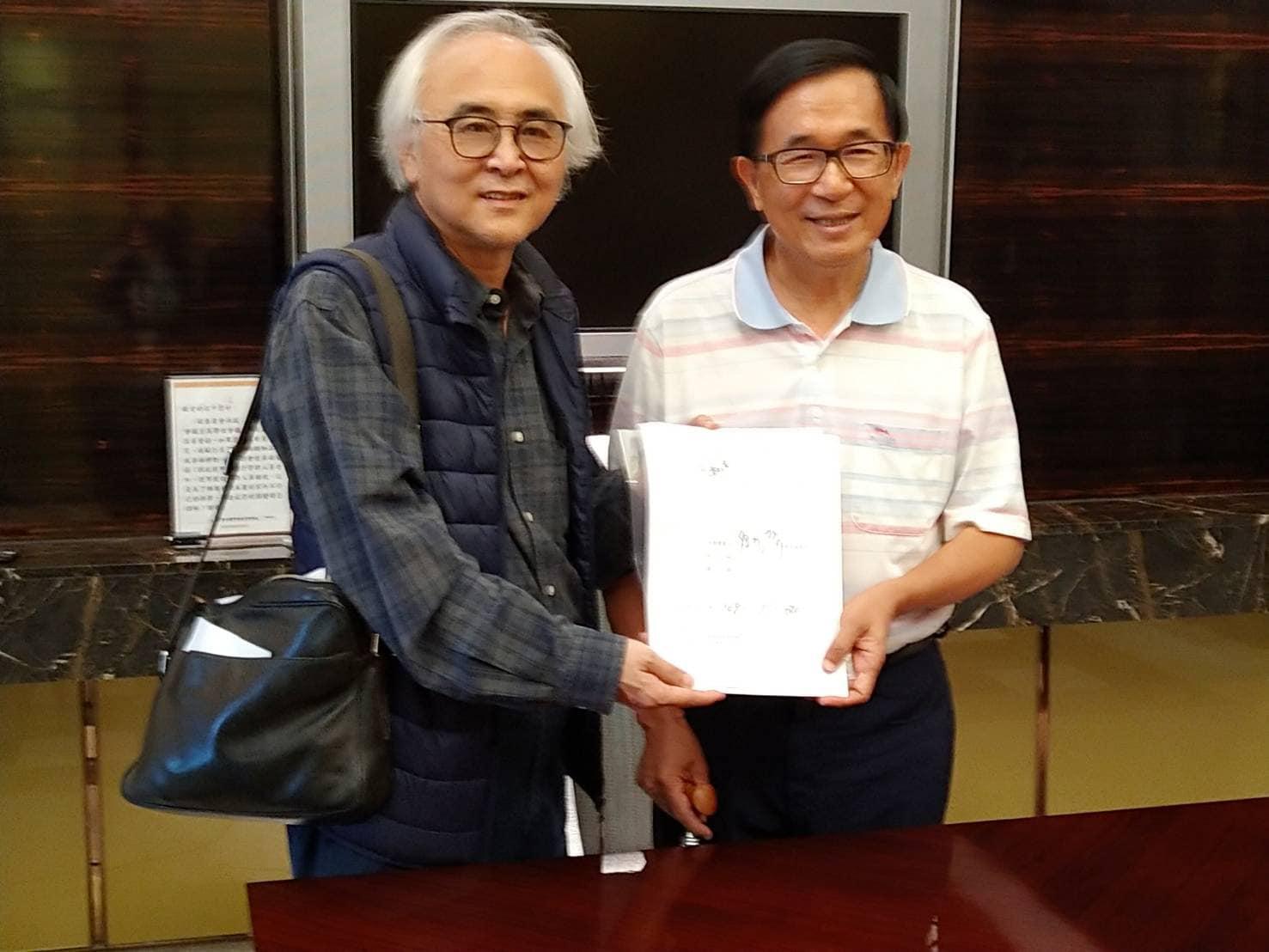 一邊一國行動黨召集人楊其文昨將不分區立委推薦書送到陳水扁手中。(翻攝自一邊一國行動黨臉書)