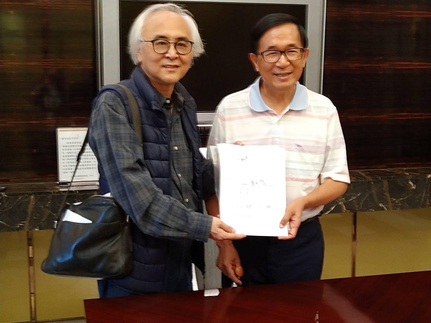 一邊一國行動黨召集人楊其文昨將不分區立委推薦書送到陳水扁手中。（翻攝自一邊一國行動黨臉書）