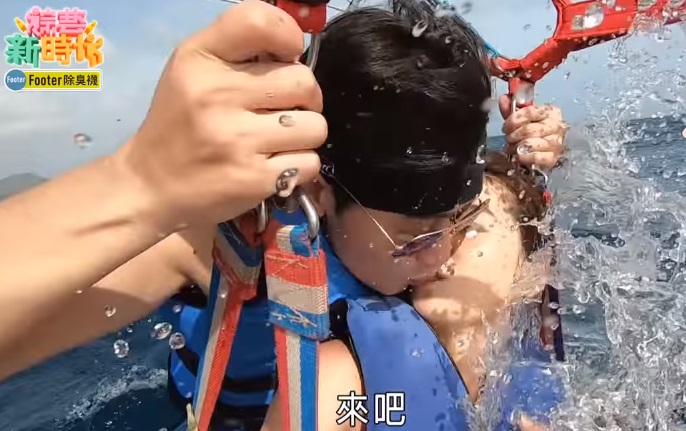 小嫻向張勛傑主動索吻。（翻攝自綜藝新時代YouTube）