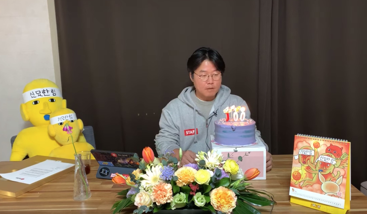 羅PD面對慶祝蛋糕，開心不起來。（翻攝影片）