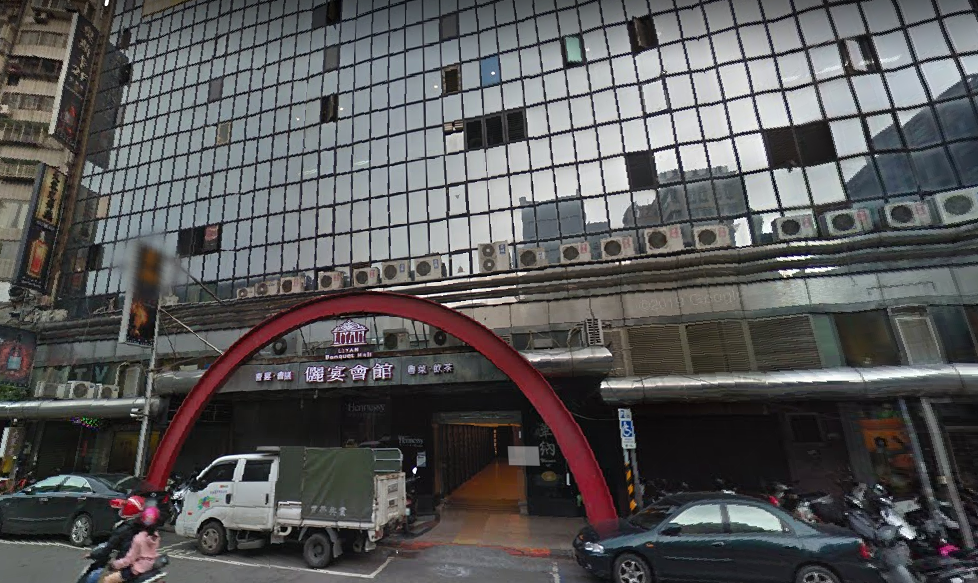 許姓酒店小姐從台北市林森北路、錦州街口的大樓一躍而下身亡。（翻攝google map）