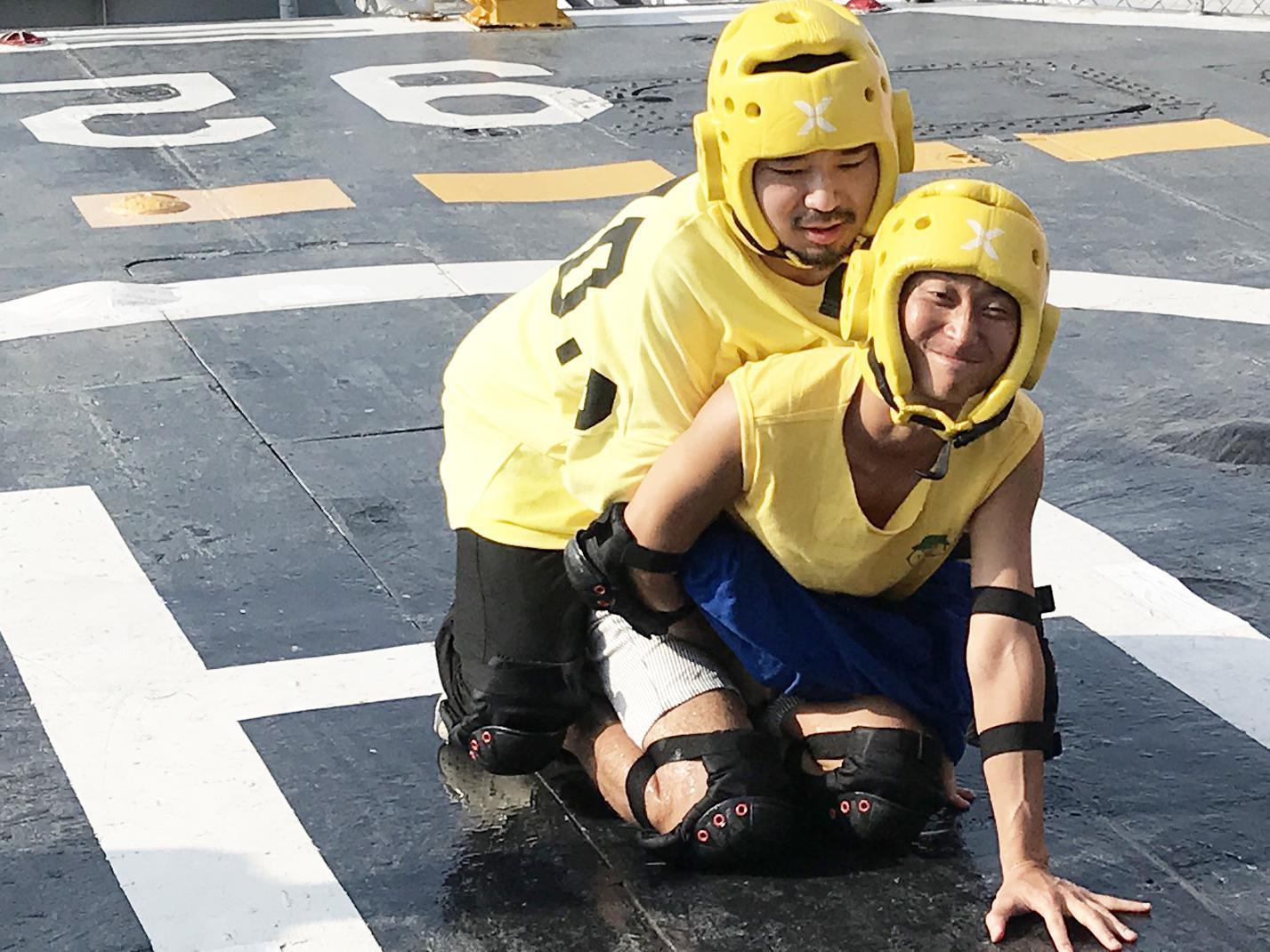 在二人合力接水球的「愛的鐡達尼」遊戲中,浩子緊抱阿達大跳黏巴達。(民視提供)