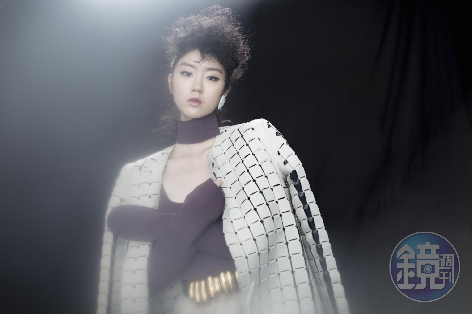 米白色棉質雷射切割編織大衣 NT$135,900 by Bottega Veneta/梅洛紫高領挖胸連身衣 價格店洽 by Bottega Veneta/薄紗長裙 NT$56,000 by FENDI 造型耳環 價格未定 by BALENCIAGA