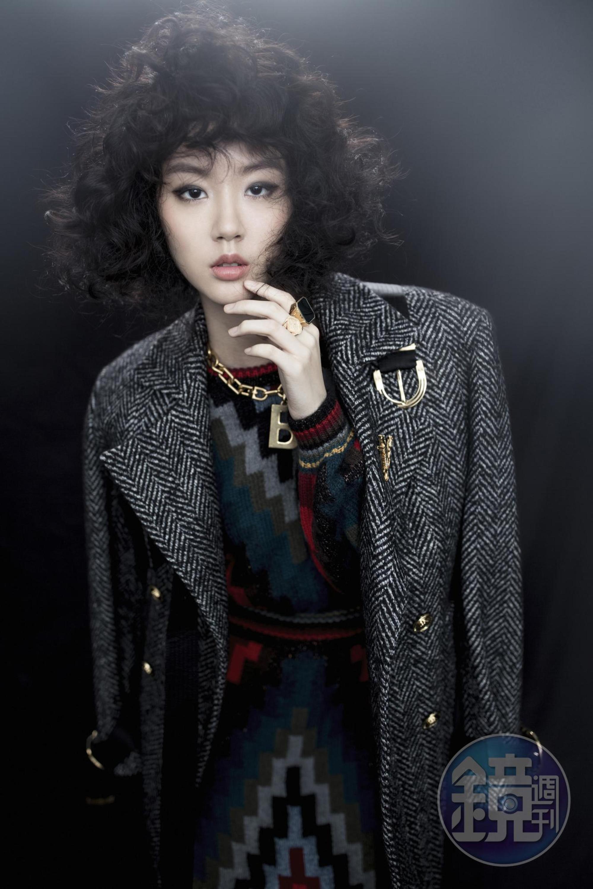 羊毛織花大衣 NT$151,000 by VERSACE/紅黑色羊毛針織泡泡袖洋裝 NT$110,000 by GUCCI/B字母金色項鍊 NT$32,500 by BALENCIAGA/金屬別針 NT$10,000 by VERSACE/黑色八角形造型鍍金純銀戒指 價格店洽 by Bottega Veneta/純銀鍍金菱形騎士戒指 NT$15,200 by Bottega Veneta