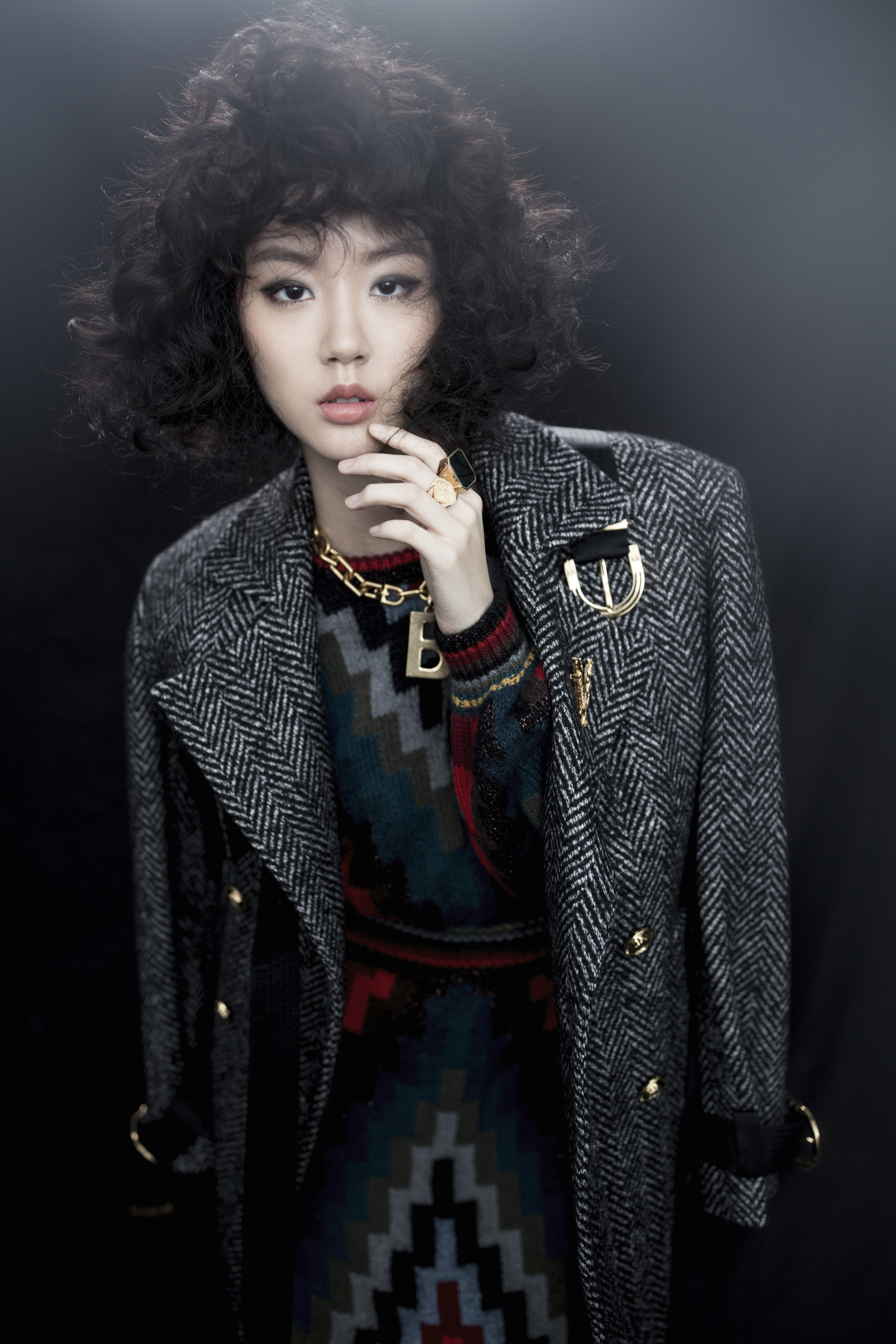 羊毛織花大衣 NT$151,000 by VERSACE／紅黑色羊毛針織泡泡袖洋裝 NT$110,000 by GUCCI／B字母金色項鍊 NT$32,500 by BALENCIAGA／金屬別針 NT$10,000 by VERSACE／黑色八角形造型鍍金純銀戒指 價格店洽 by Bottega Veneta／純銀鍍金菱形騎士戒指 NT$15,200 by Bottega Veneta