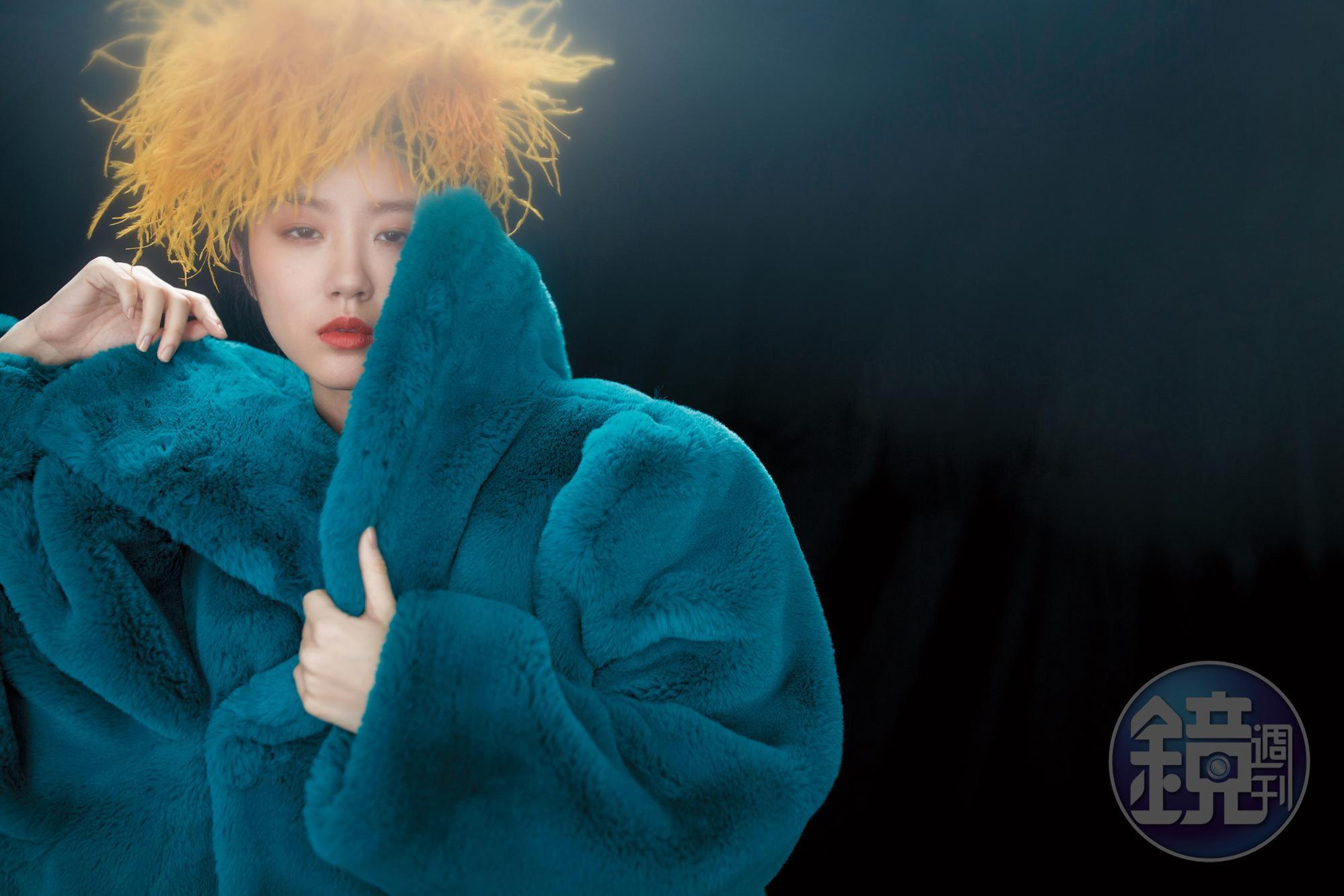 廓型落肩仿皮草大衣 價格未定 by BALENCIAGA/芒果黃羽毛髮飾 NT$44,000 by LOEWE