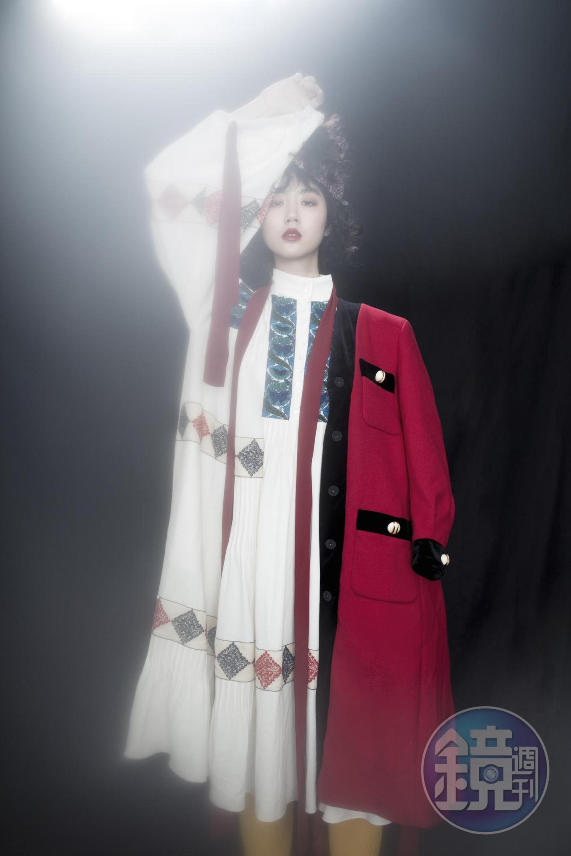 亮紅色羊毛V領大衣 NT$139,000 by GUCCI/William de Morgan系列洋裝 價格店洽 by LOEWE/FENDI FFRAME黃色長靴 NT$54,000 by FENDI/造型髮帶 價格店洽 by FENDI