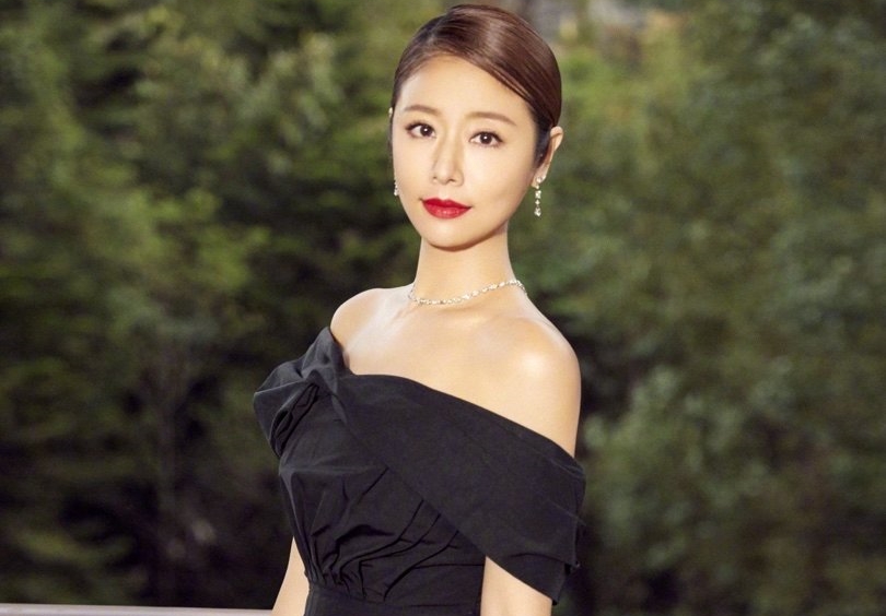 林心如出席金雞百花獎開幕式，黑色禮服與耀眼的鑽飾襯得她十分優雅，但她的鼻子又被網友質疑「怪怪的」。（林心如微博）