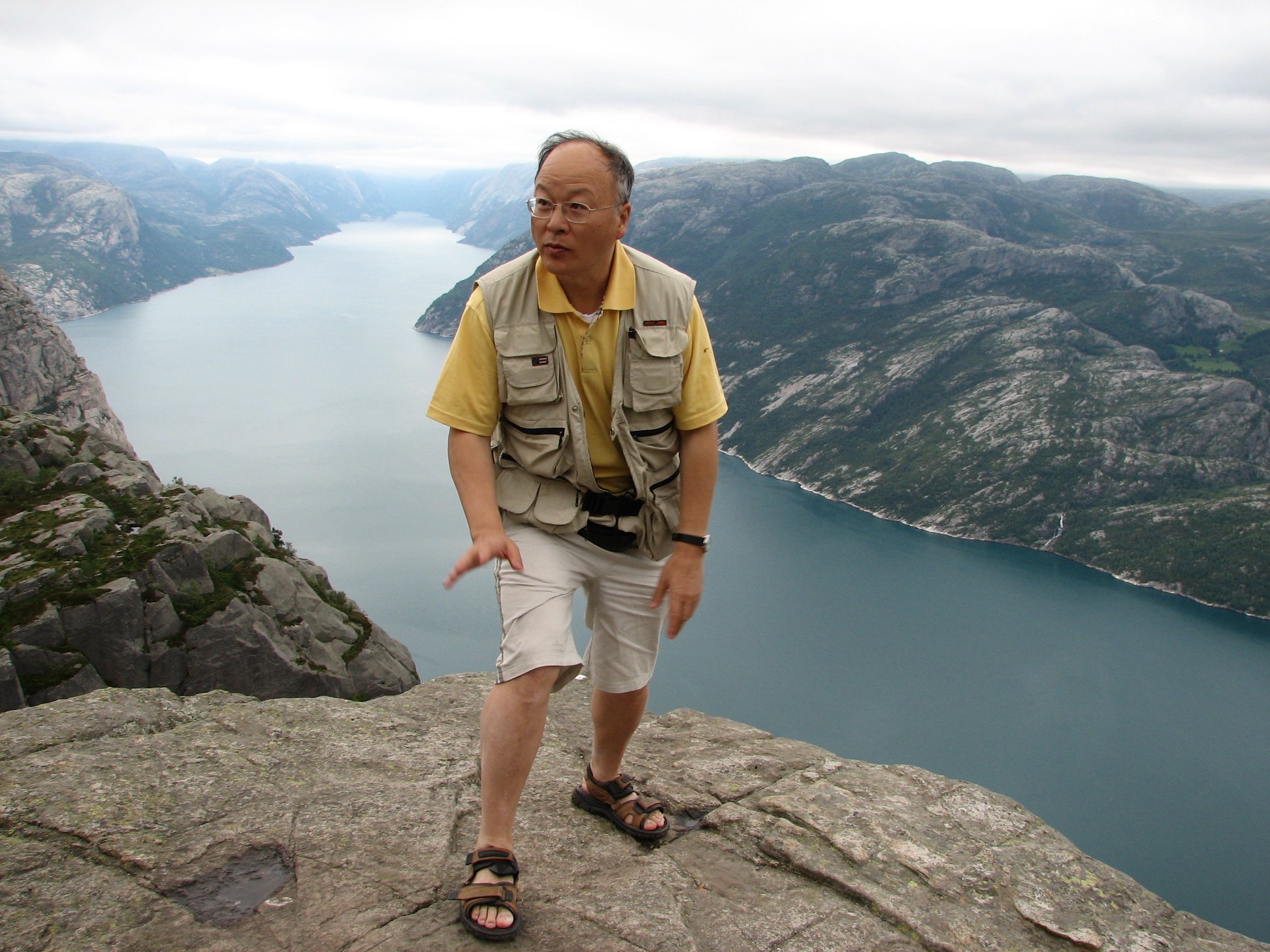 「高級外省人」郭冠英現身中選會，囂張自稱「代表中國共產黨，來監督台灣省的選舉」。（翻攝自郭冠英福音臉書）