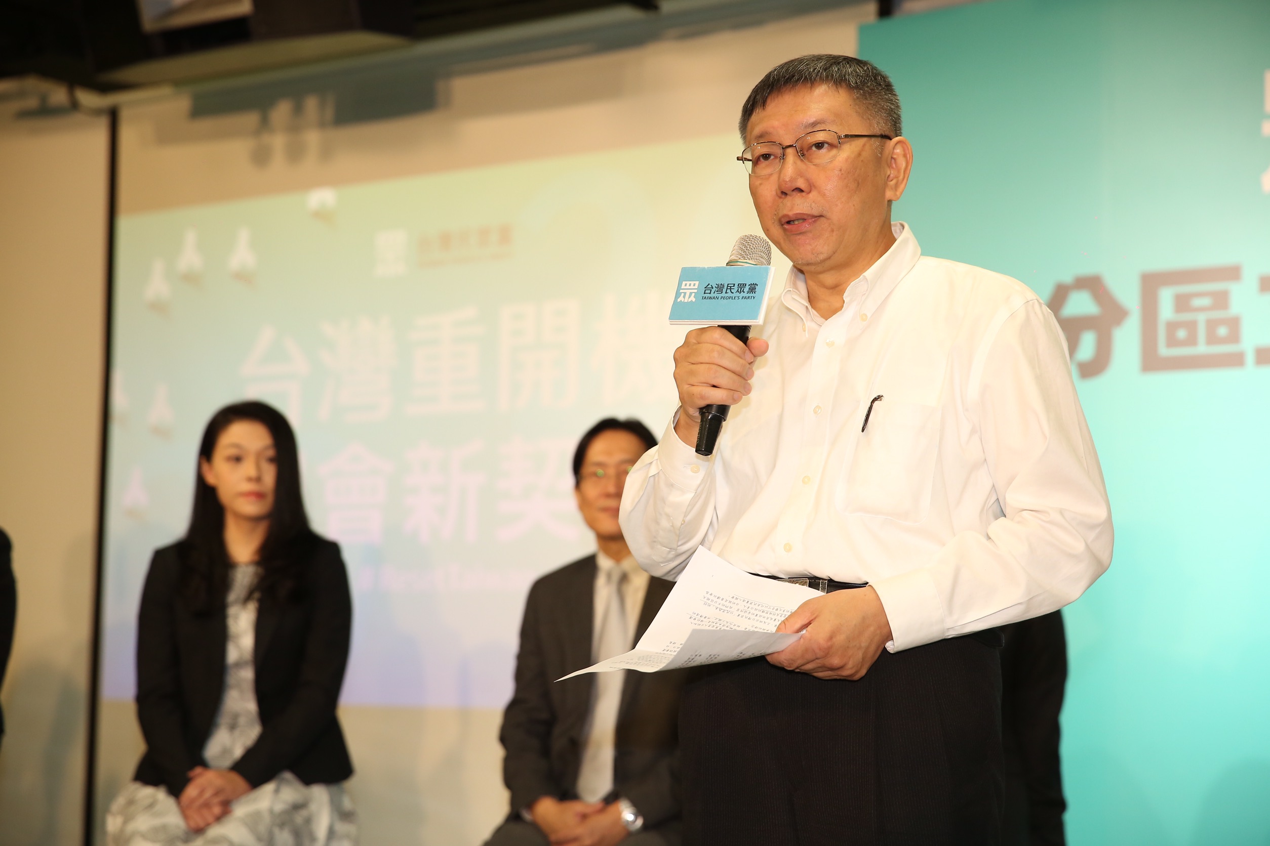 張其祿反駁挺服貿說，一旁的民眾黨主席柯文哲則搭腔力挺。