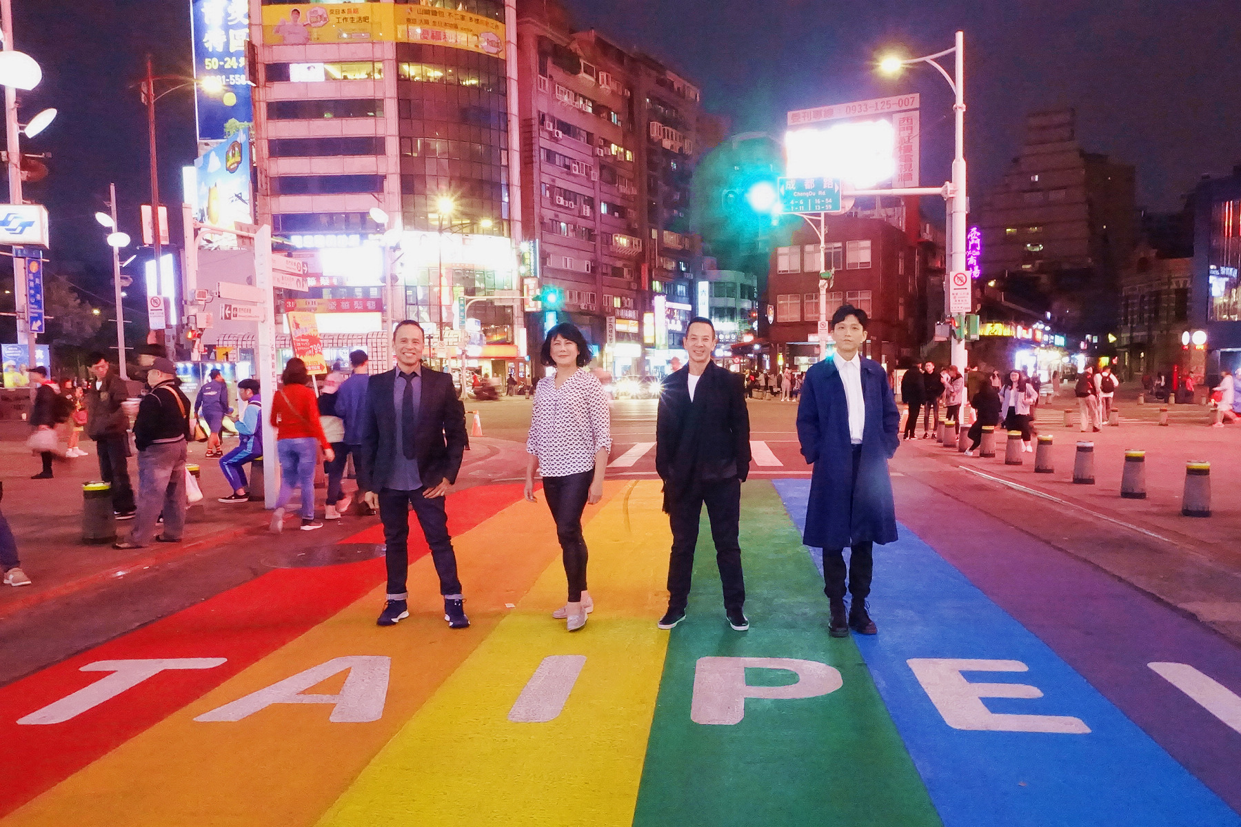 《叔‧叔》監製Stan Guingon（左起）、監製廖朝暉、導演楊曜愷、男配角盧鎮業，一起前往西門町彩虹地景打卡朝聖。（采昌國際提供）
