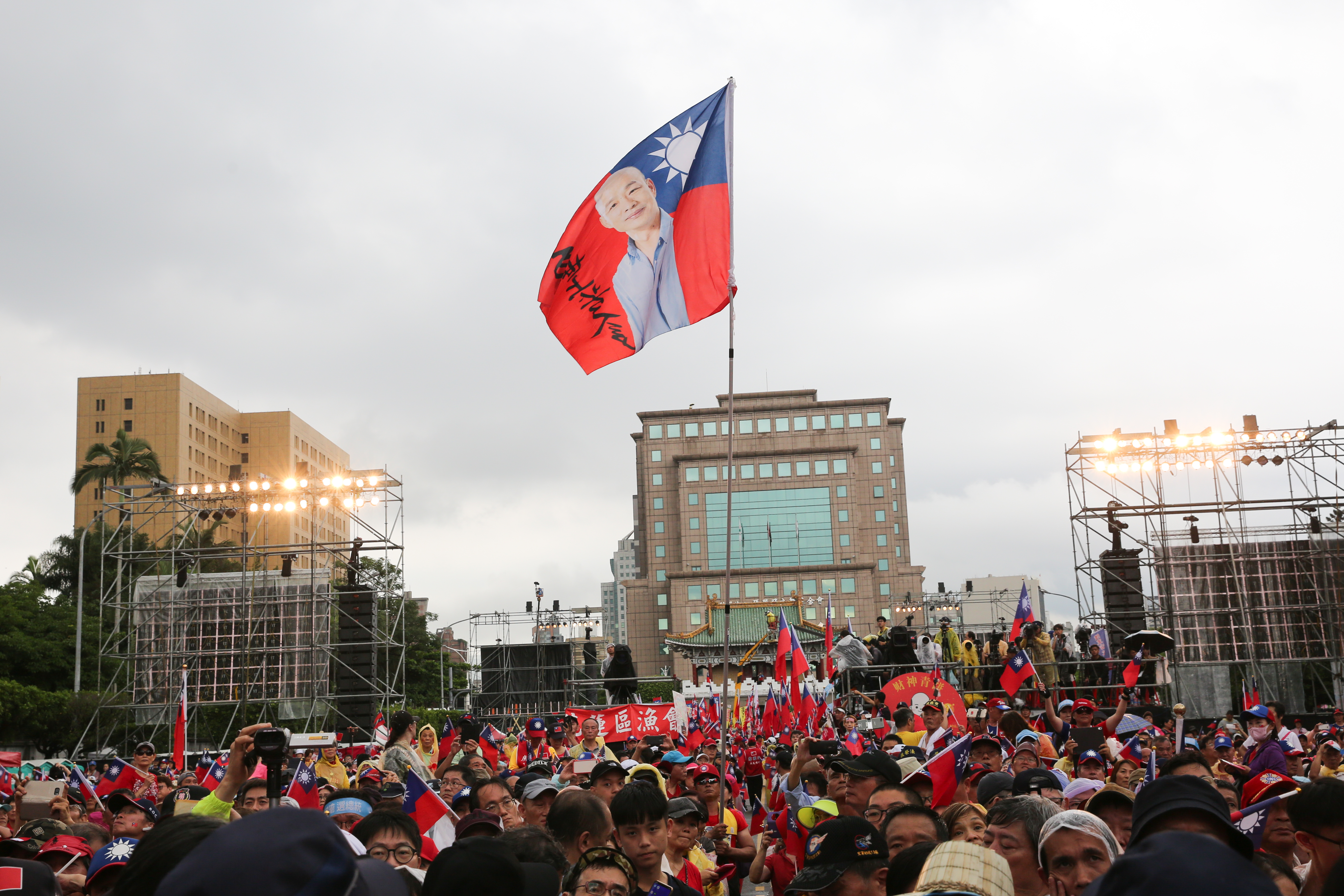 過去韓粉常做出令人傻眼的荒唐行徑，連韓國瑜的黨內同志立委蔣萬安，他都曾不小心脫口而出，「韓粉都是比較沒理性的。」（本刊資料照）