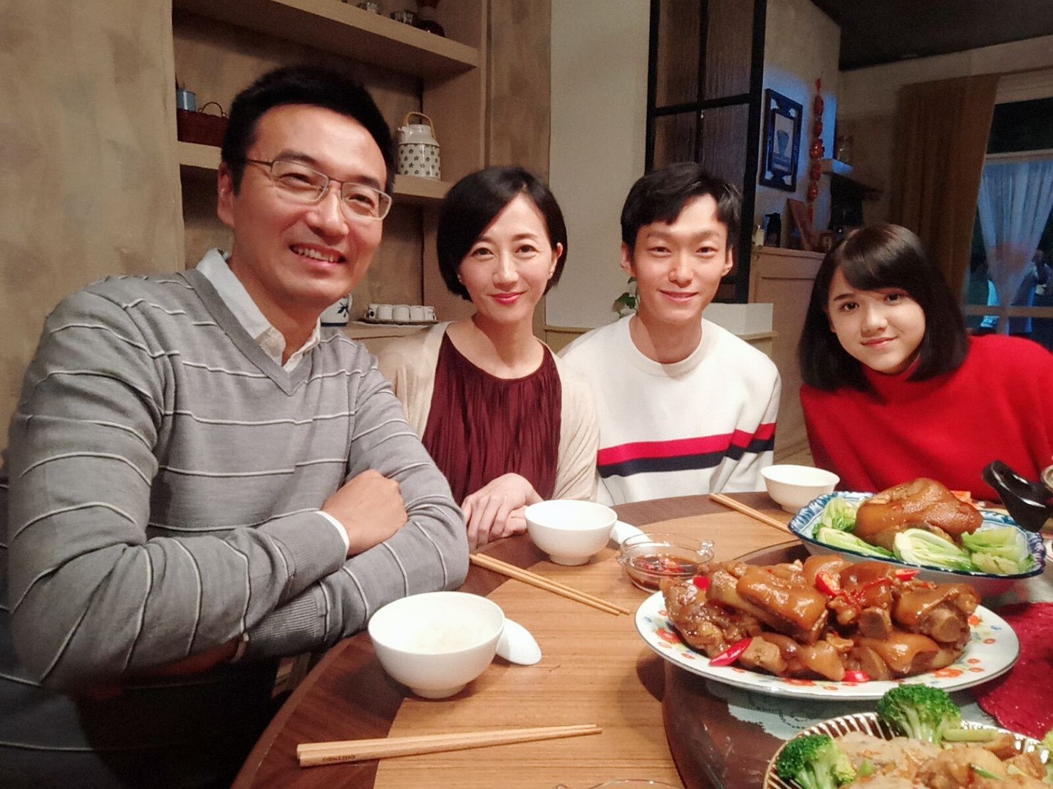 洪義（右2）為符合角色特地重塑造型重回17歲。（艾迪昇提供）