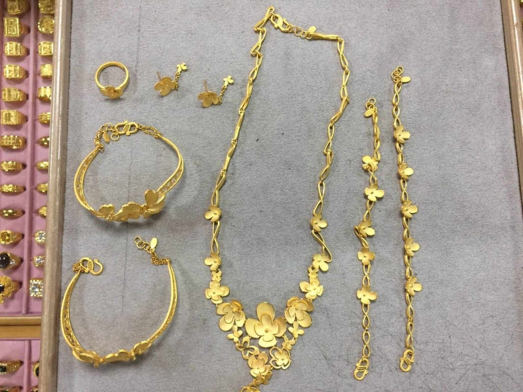 台中警方逮捕嫌犯1人，並查獲部分金飾。（翻攝畫面）