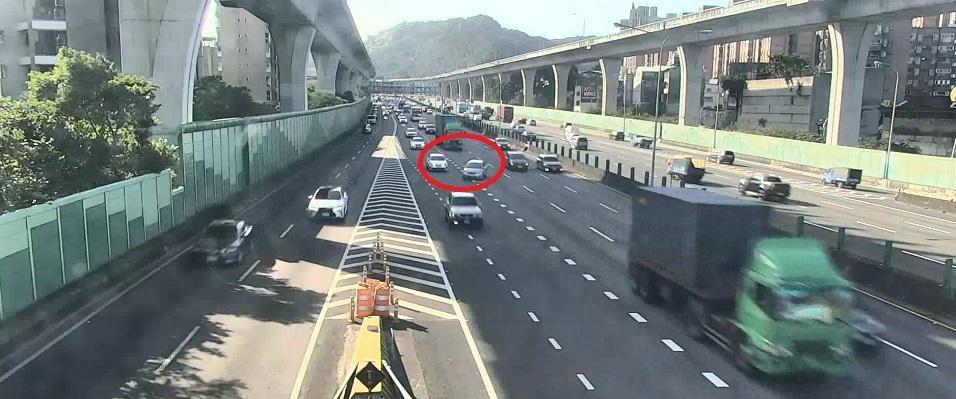 張幸運躲過前面3個車道車輛，但最仍在外側連道和謝女車輛發生碰撞。（翻攝畫面）