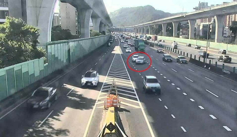 張姓男子駕車行經國道疑錯過交流道，竟橫行4個車道。（翻攝畫面）