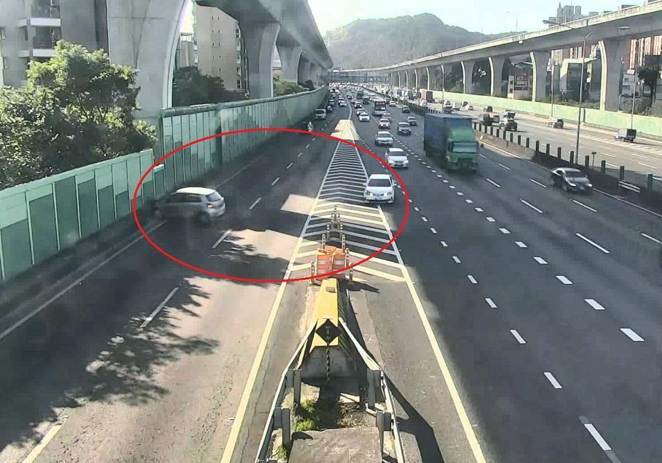 碰撞發生後，張男車輛失控撞到五股匝道外側的護欄。（翻攝畫面）