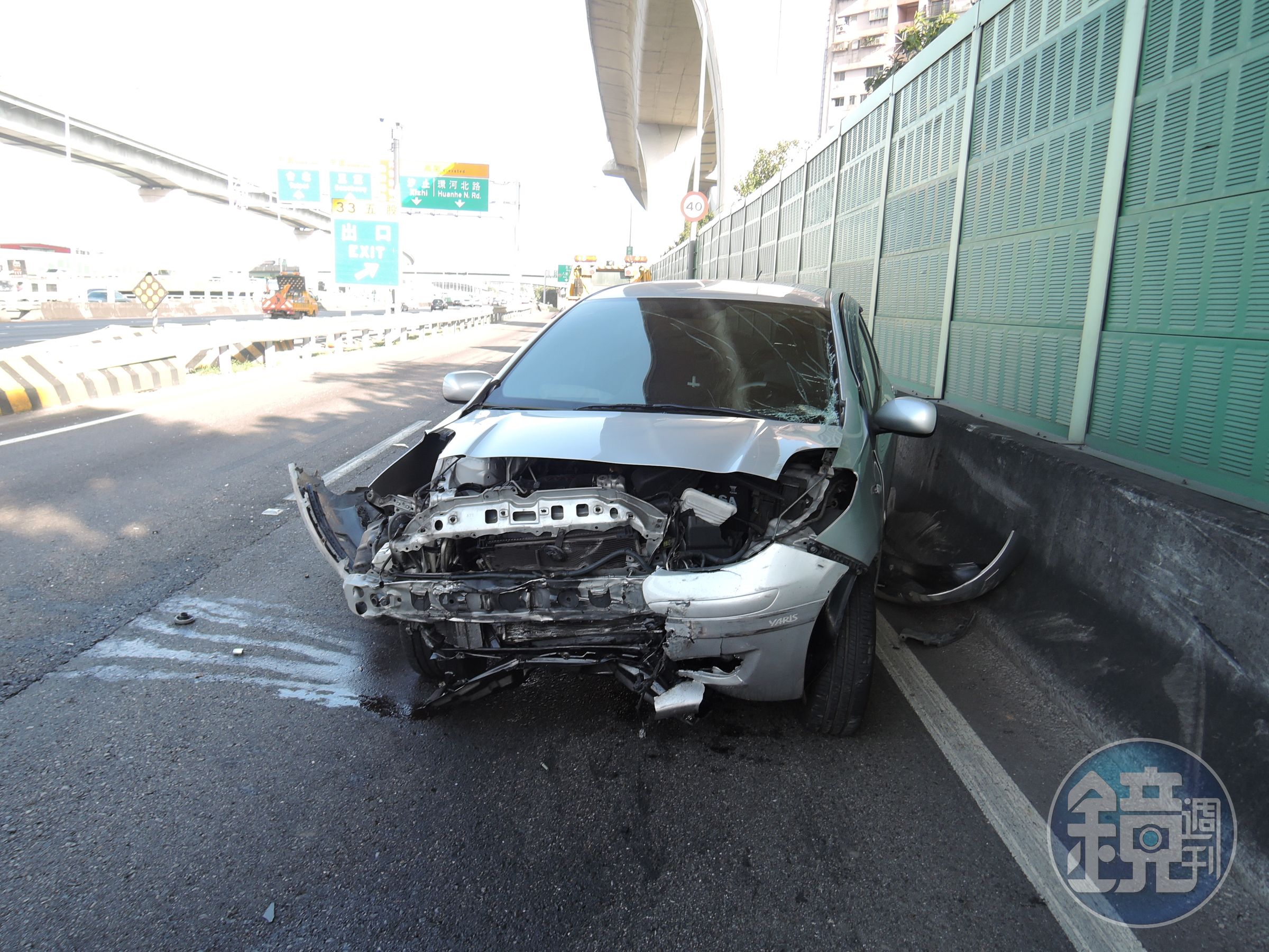 張男車輛旋轉180度後逆向停於匝道外側車道，車頭全毀。（翻攝畫面）