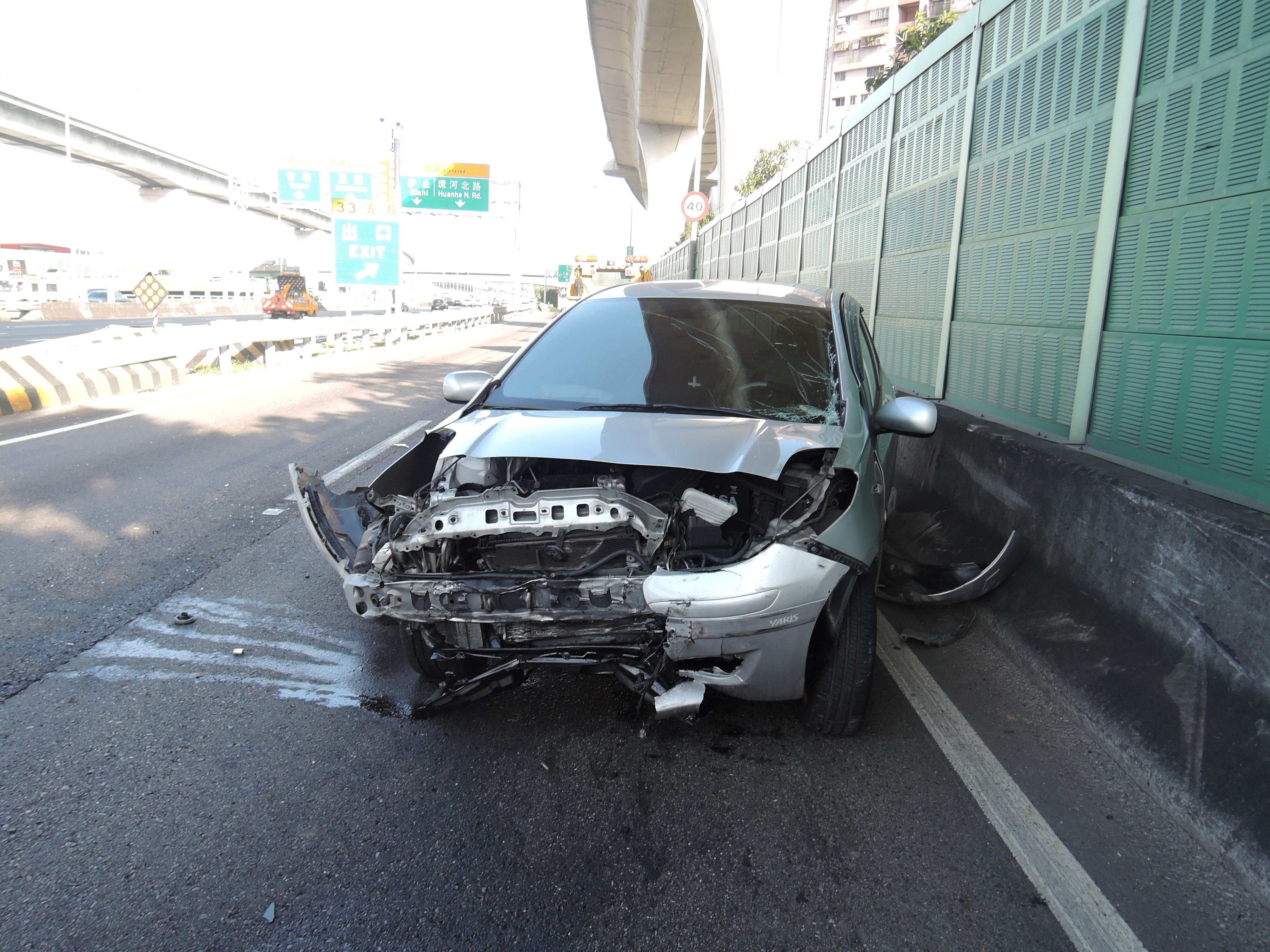 張男車輛旋轉180度後逆向停於匝道外側車道，車頭全毀。（翻攝畫面）