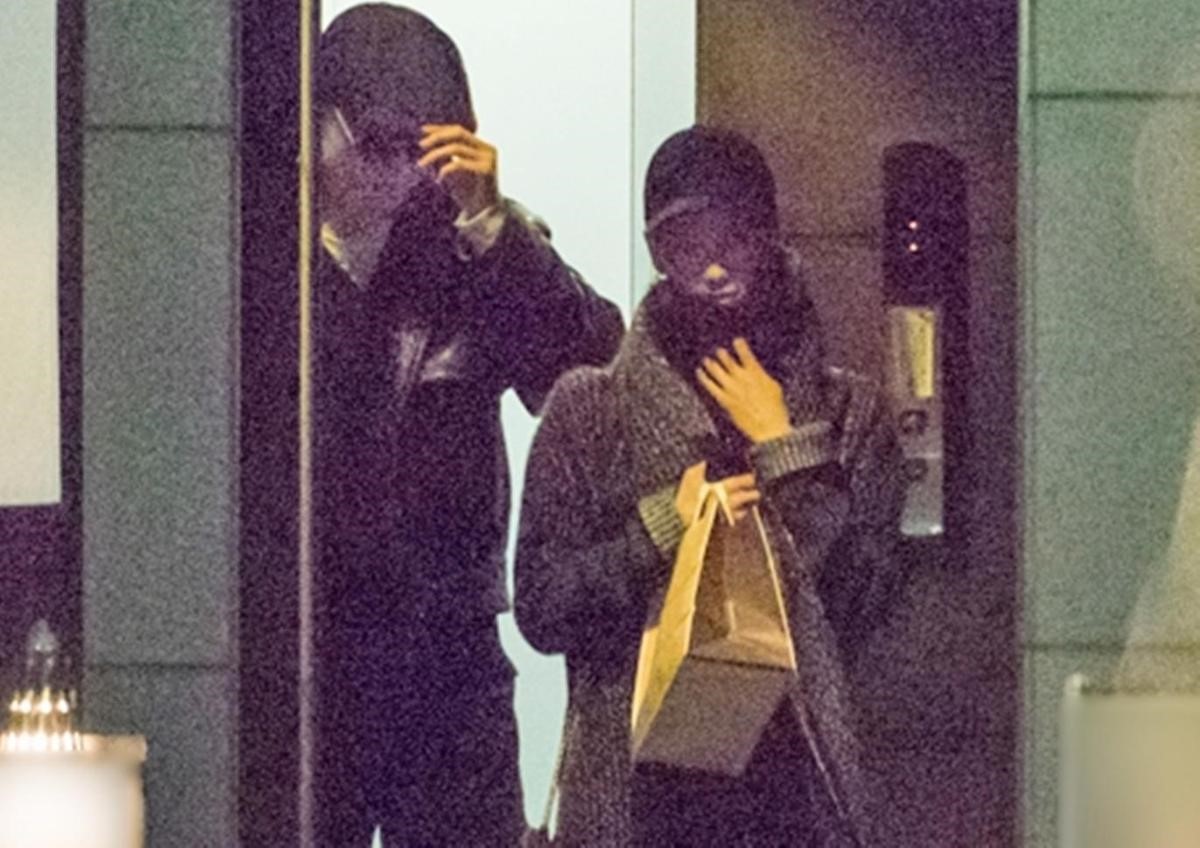 菅田將暉(左)去年傳出與菜菜緒有過夜情,但有媒體爆料他只把女方當炮友。(翻攝BrandNews網站)