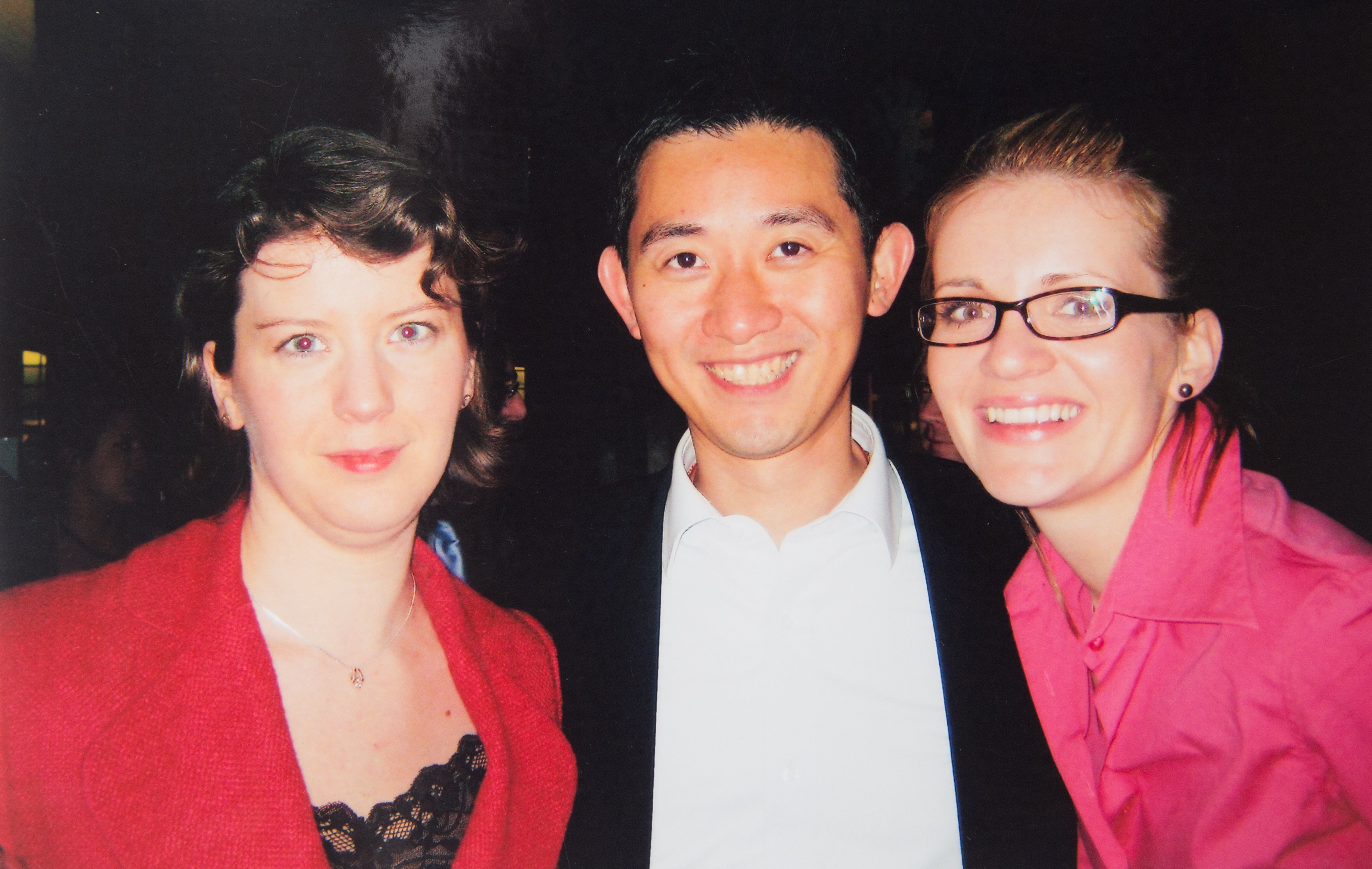 在英國讀書工作15年，曾盛麟（中）的待人處事和想法都較西化。（曾盛麟提供）