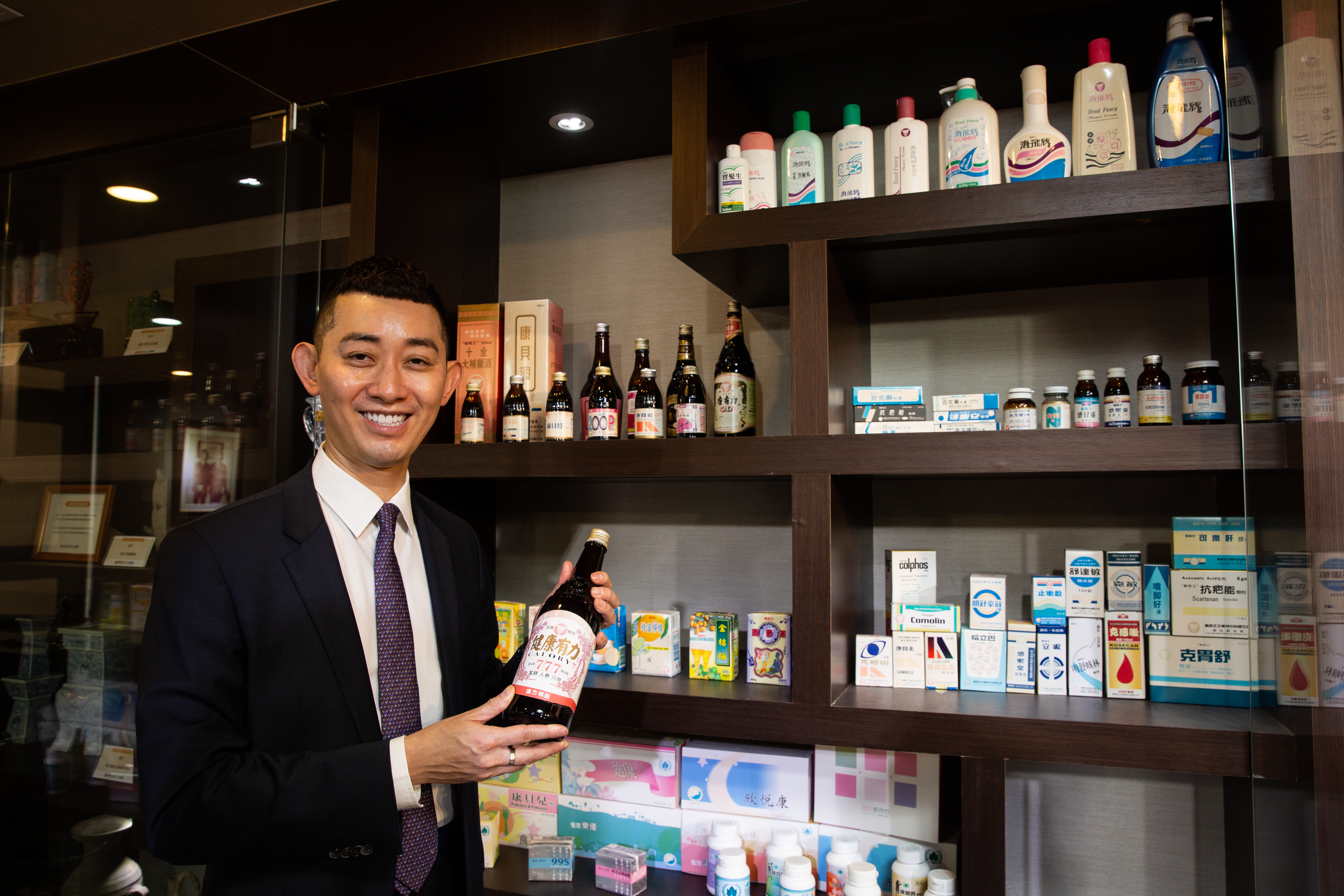 董事長曾盛麟很早就活在大家的記憶裡，不少葡萄王的產品都是由兒時的他拍攝廣告。