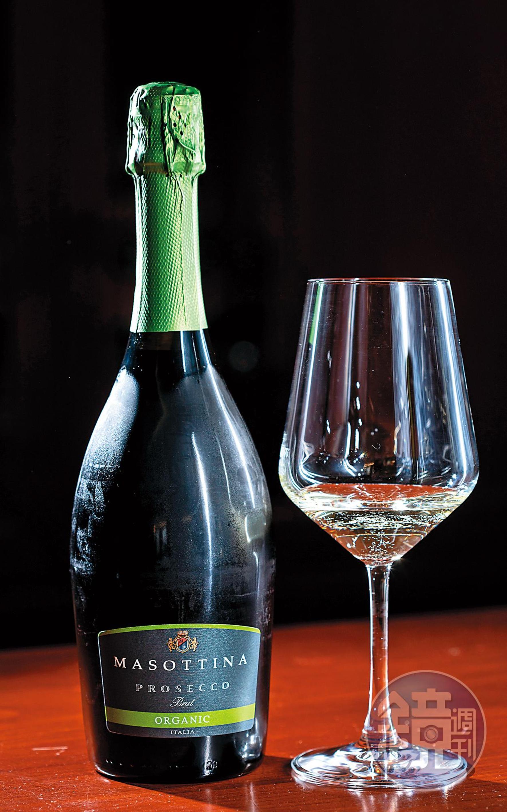 「Prosecco Brut Biologico」選用來自有機認證葡萄園的果實，展現優雅的果香和白花香氣。