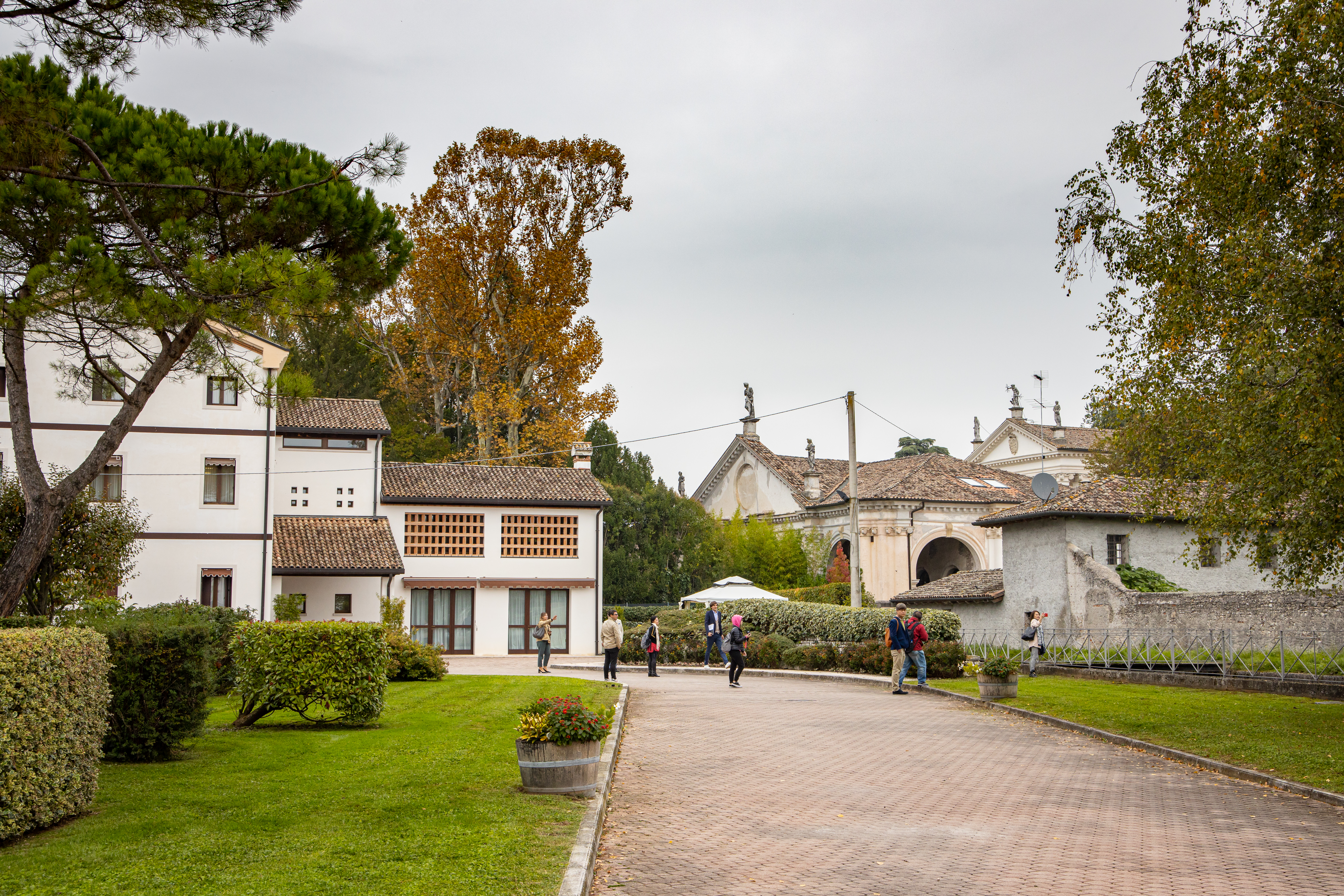 Moretti Polegato家族在當地家大業大，除了經營酒廠，還有許多旅宿休閒事業。