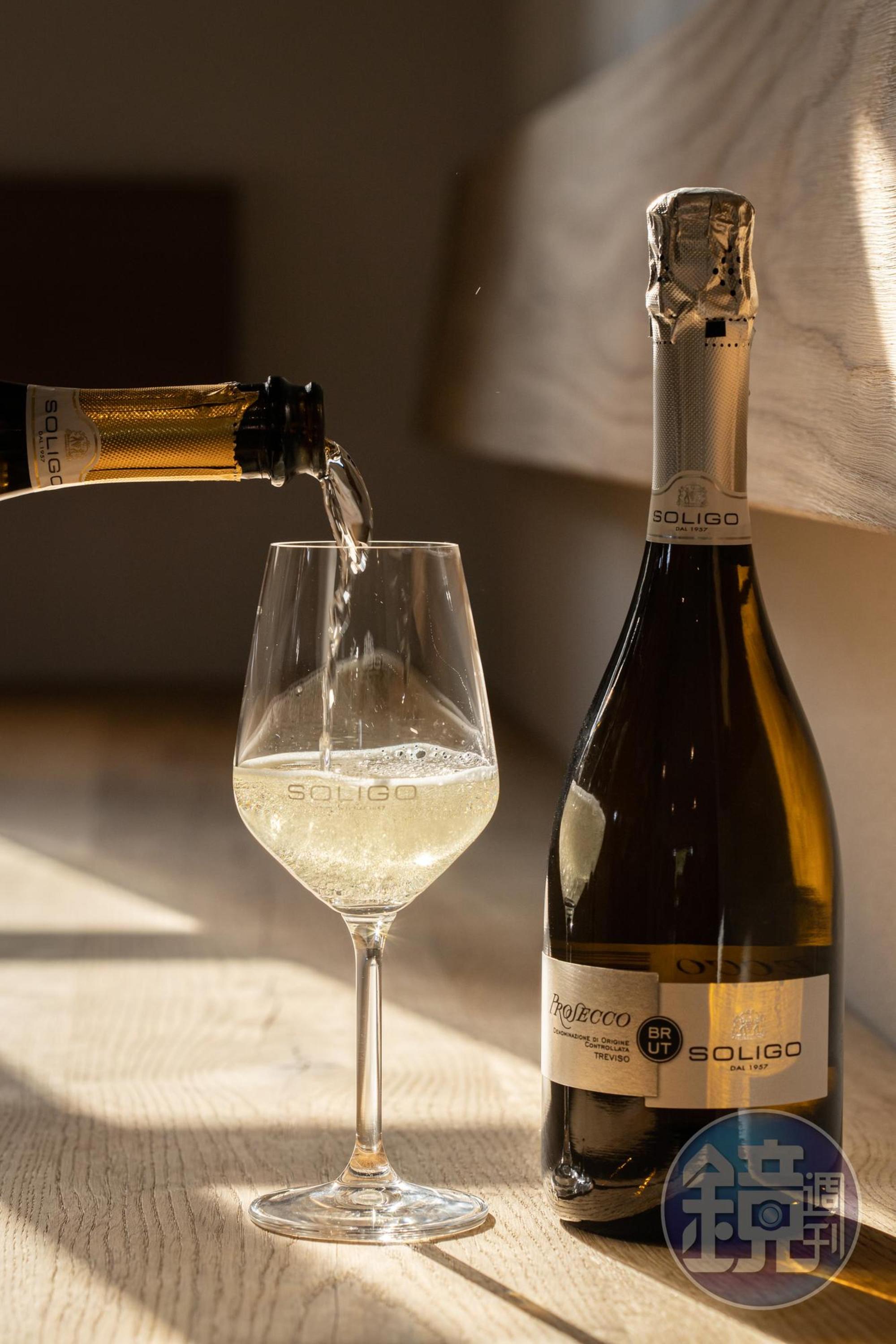 「Prosecco DOC Treviso Brut」凝縮了Treviso產區的風土，杏仁、榛果的堅果系暖韻中，卻又有著金合歡和野百合的宜人花香。