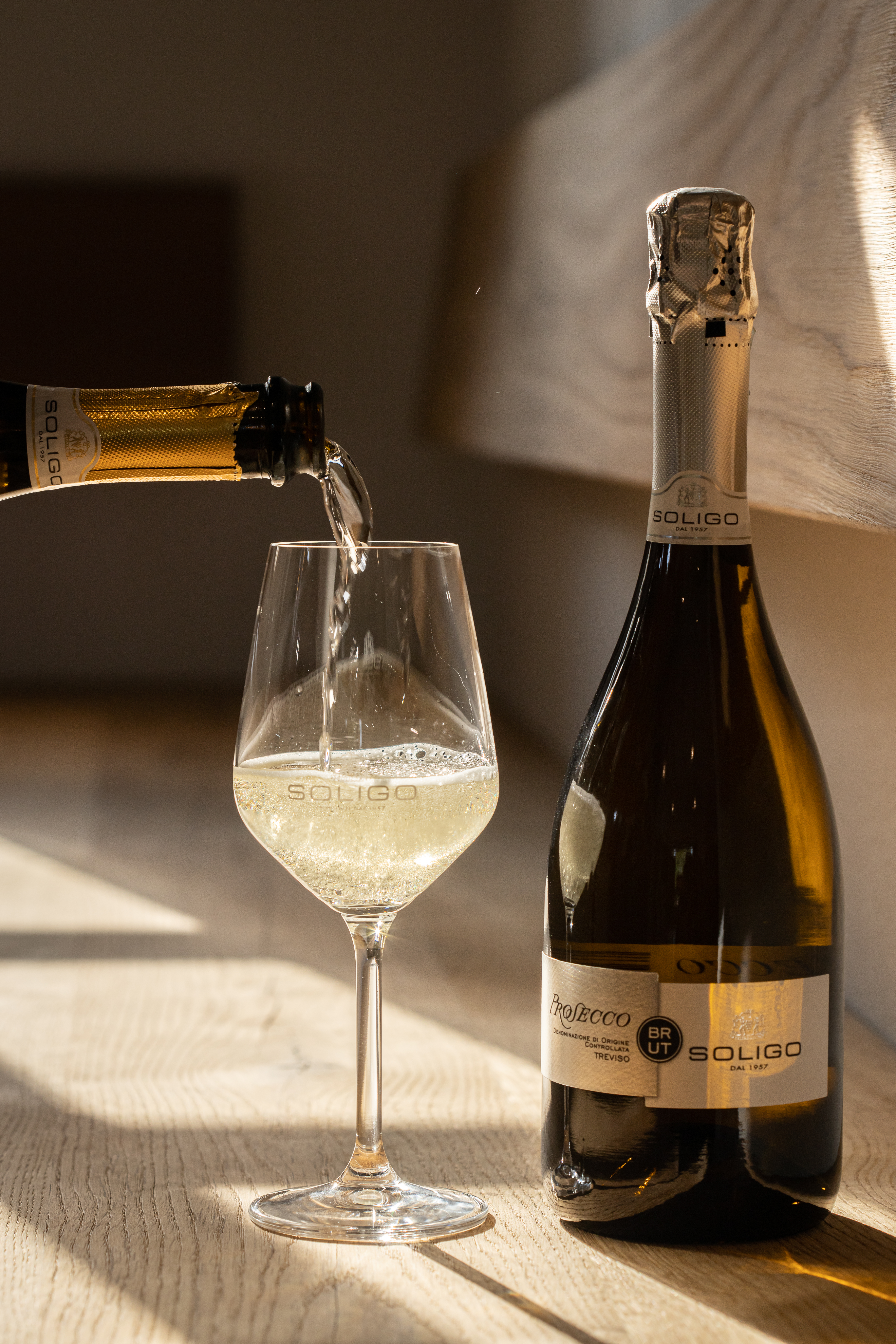 「Prosecco DOC Treviso Brut」凝縮了Treviso產區的風土，杏仁、榛果的堅果系暖韻中，卻又有著金合歡和野百合的宜人花香。