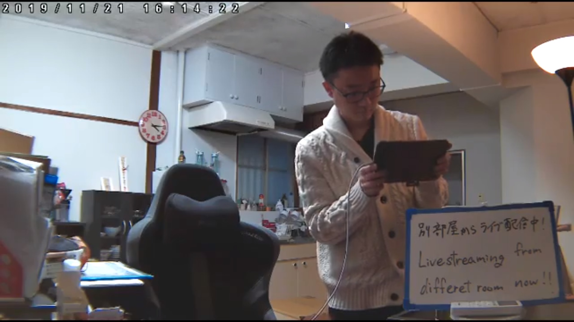 即便放上手寫版，直播聊天室還是常有人問「人呢？」(翻攝 YouTube）