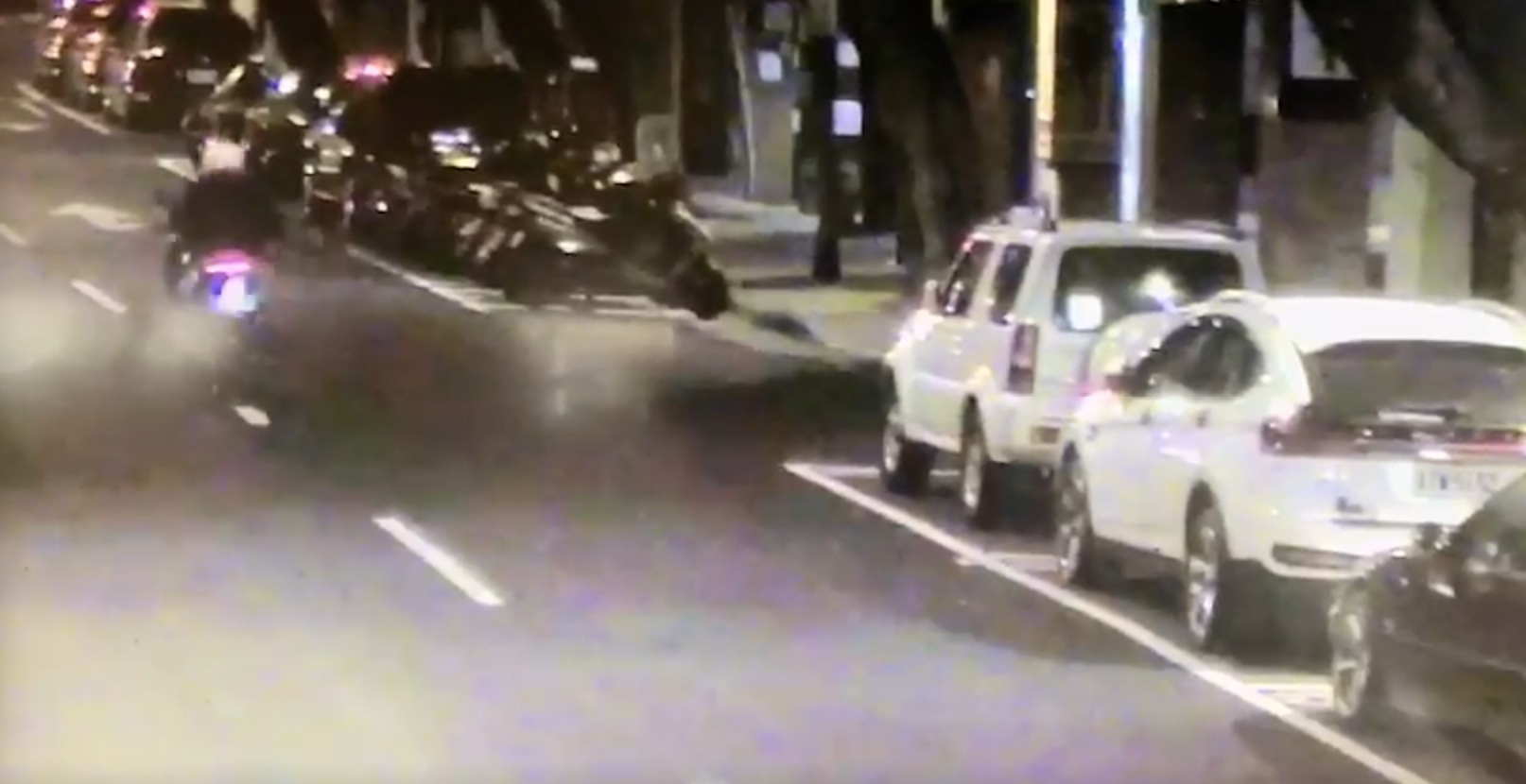 陳姓男子預謀犯案搶走賣家一支iPhone 11 Pro 64G手機後騎車逃逸。（翻攝畫面）